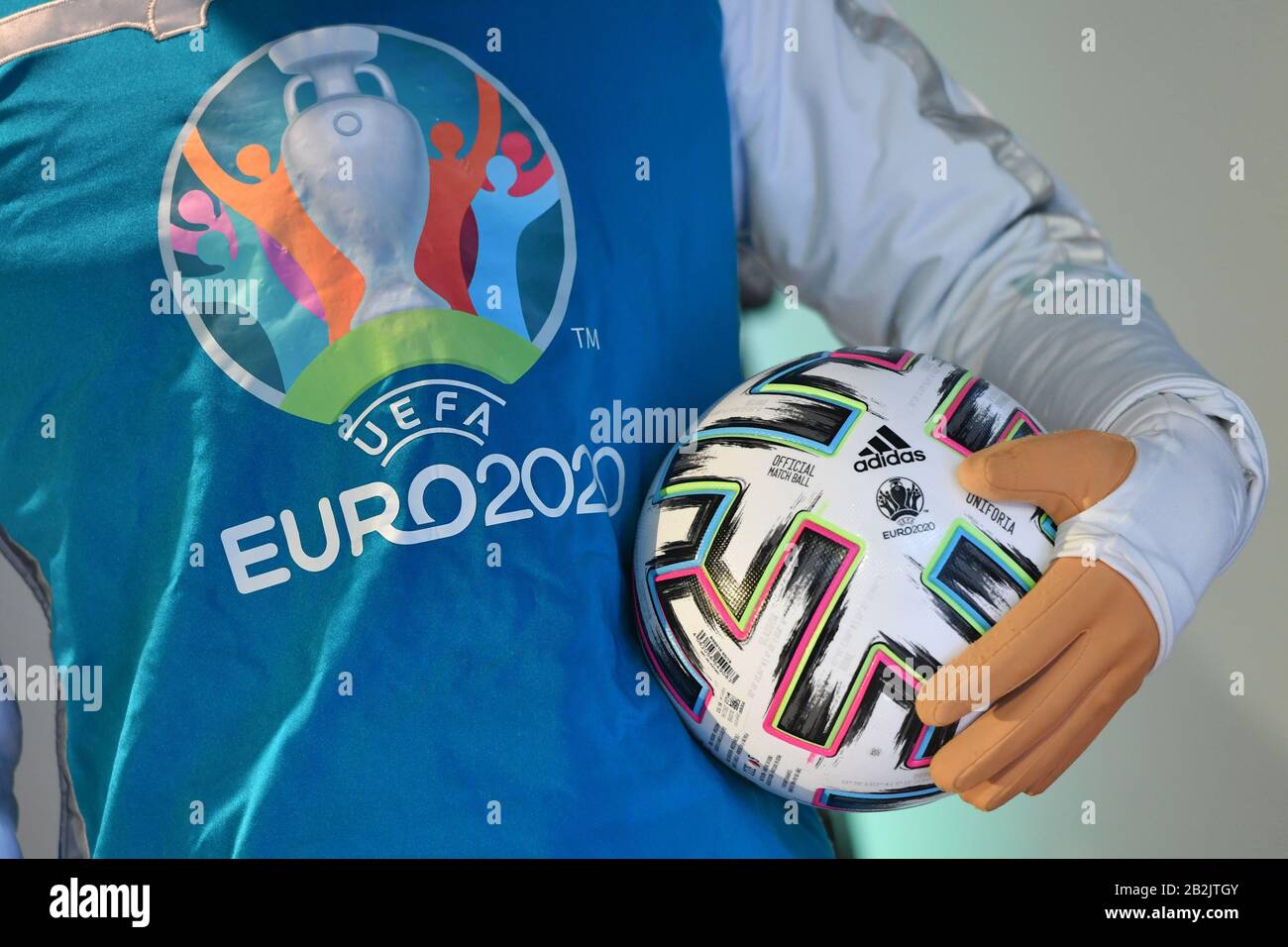 Close Up Mascot Skillzy with Uefa EURO 2020 logo, emblem and the official game ball. Press appointment? Munich loves Europe? in the Olympic Park? 100 days until the start of UEFA EURO 2020 on March 4th, 2020 in Munich/Olympiapark? SVEN SIMON Fotoagentur GmbH & Co. Pressefoto KG # Prinzess-Luise-Str. 41 # 45479 M uelheim/R uhr # Tel. 0208/9413250 # Fax. 0208/9413260 # GLS Bank # BLZ 430 609 67 # Kto. 4030 025 100 # IBAN DE75 4306 0967 4030 0251 00 # BIC GENODEM1GLS # www.svensimon.net. | usage worldwide Stock Photo