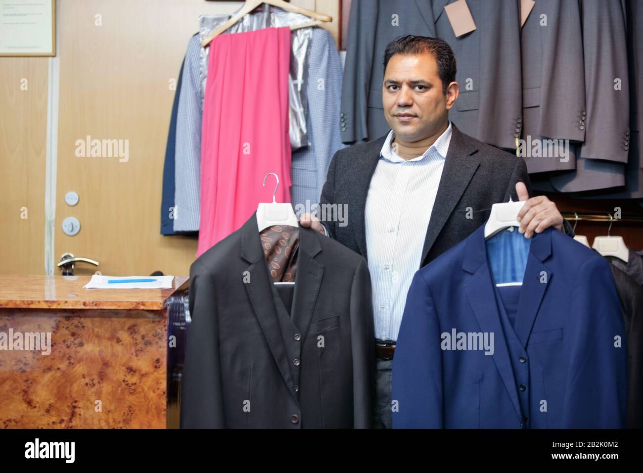 Group portrait of men in suits hi-res stock photography and images - Alamy