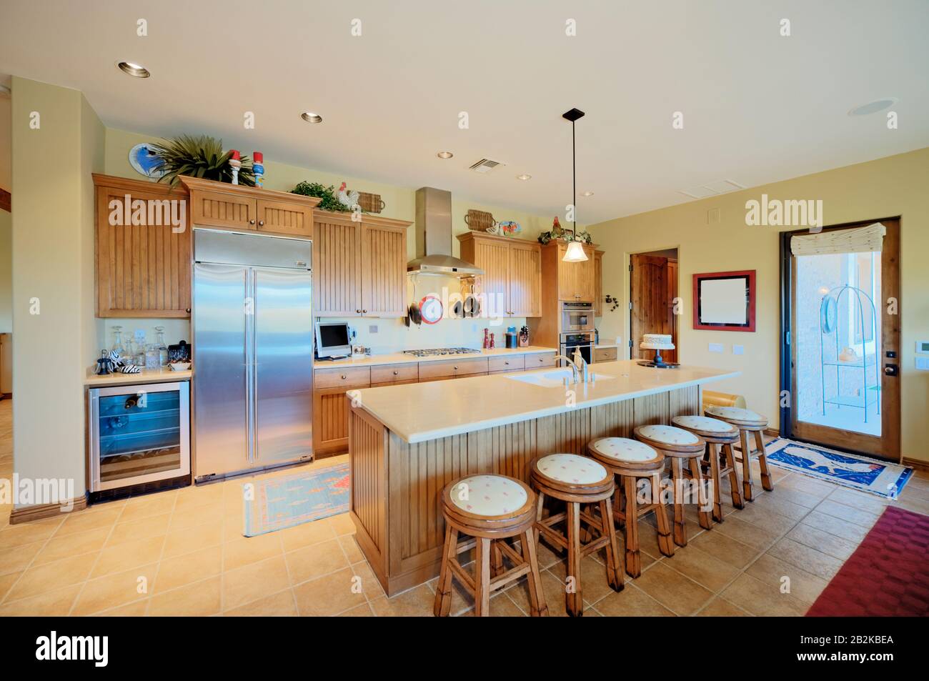 Traditional kitchen with breakfast bar Stock Photo - Alamy