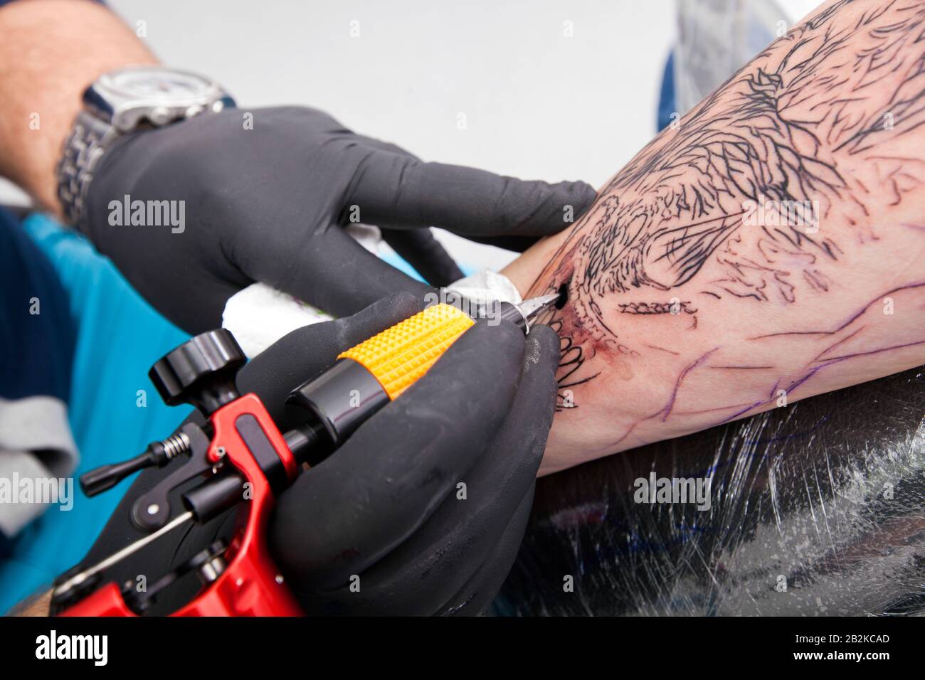 Tattoo artist working in close hi-res stock photography and images - Alamy