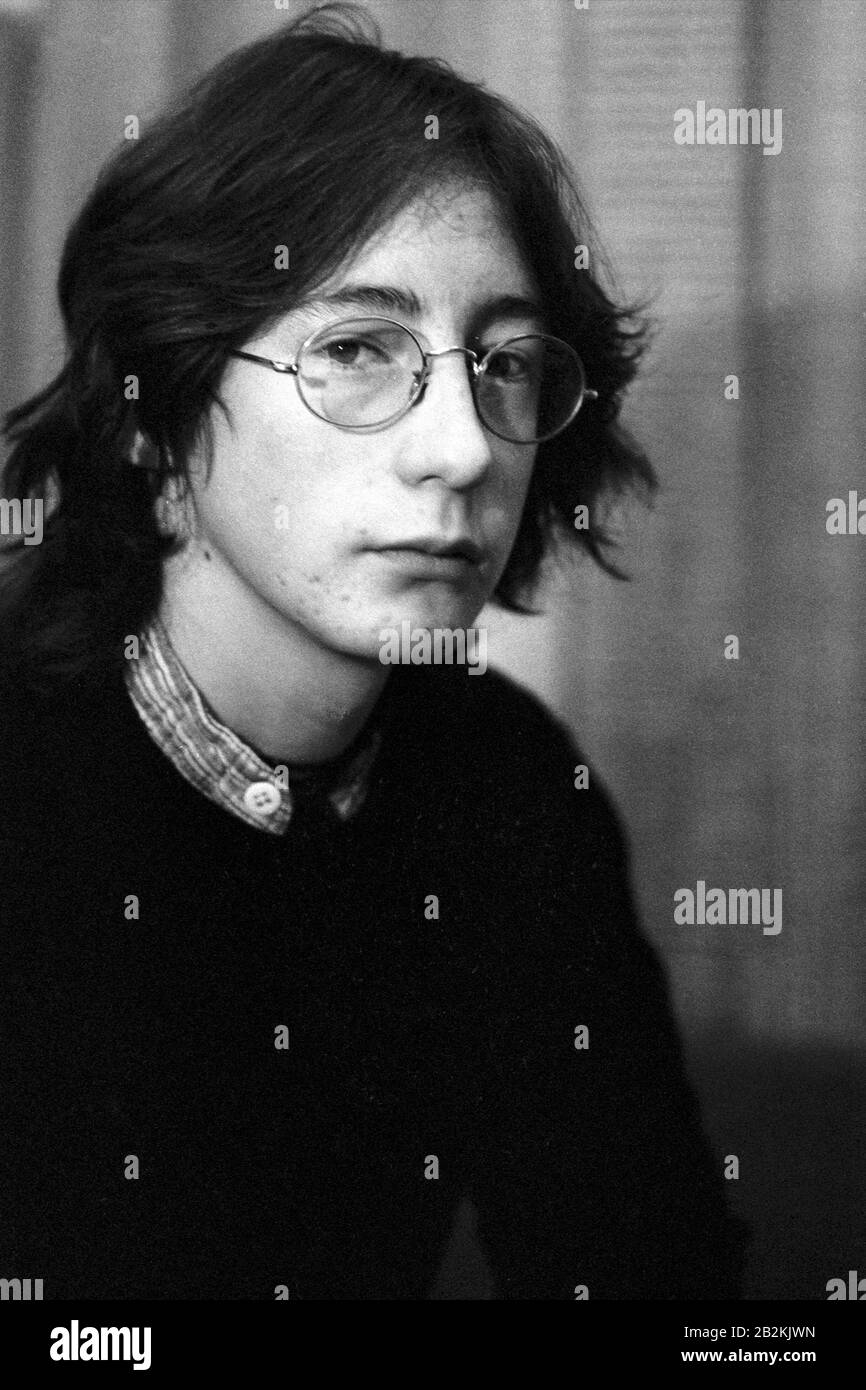 Imagine john lennon hi-res stock photography and images - Alamy