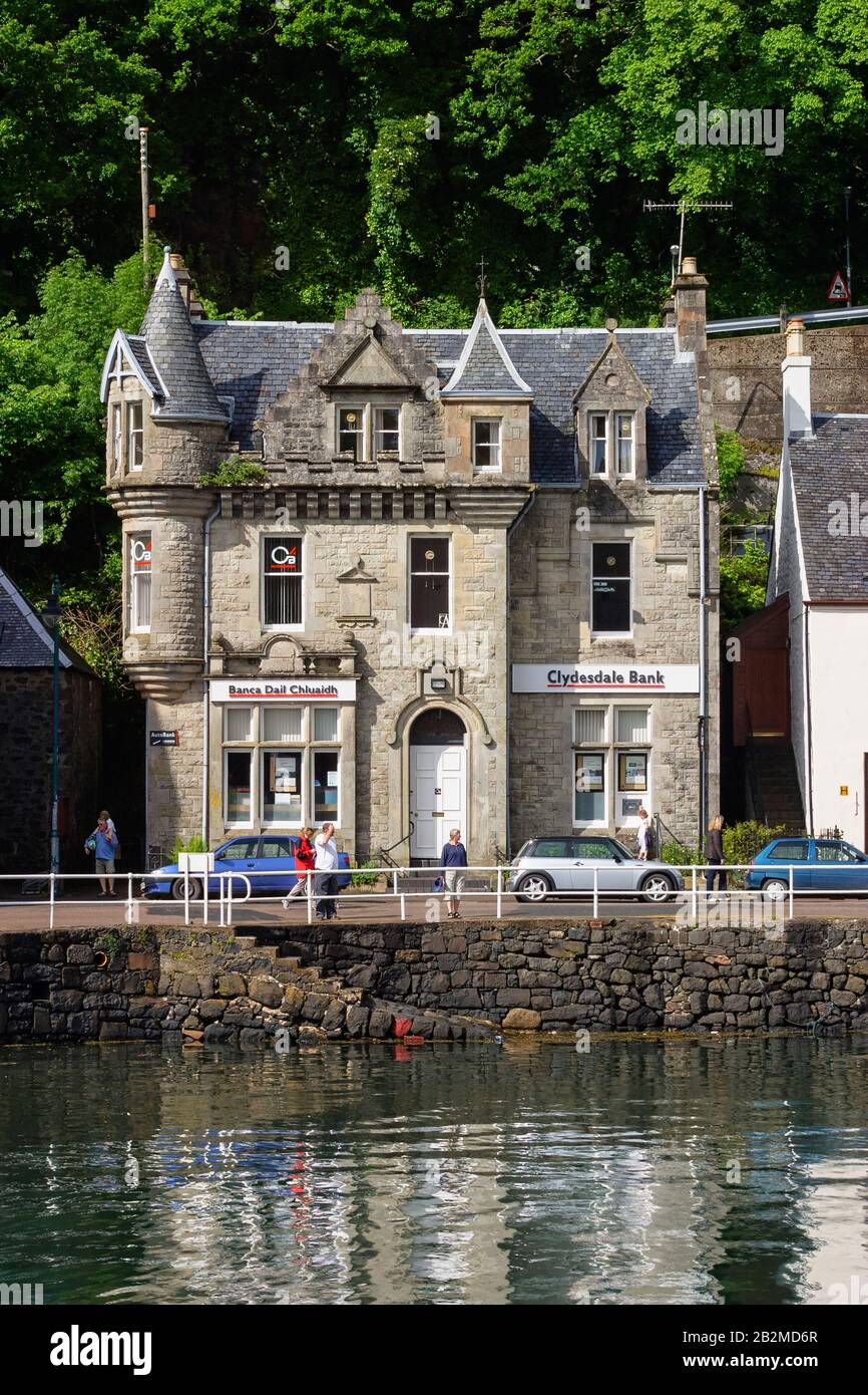 Old bank house in the harbor of Tobermory in Scotland Stock Photo