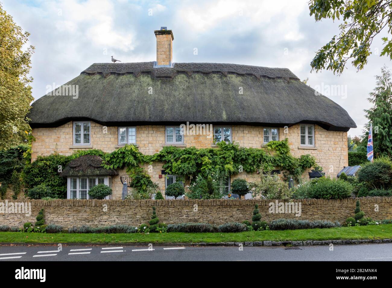 Thatched roof cottage home near Costwold town of Chipping Campden, Gloucestershire, England, UK Stock Photo