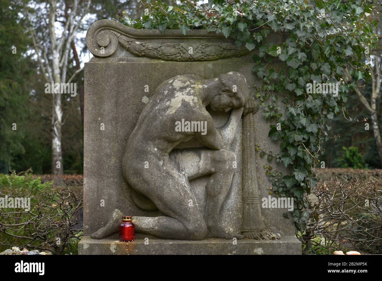 Trauerfigur, Grabmal, Evangelischer Kirchhof, Kirchstrasse, Nikolassee, Zehlendof, Berlin, Deutschland Stock Photo