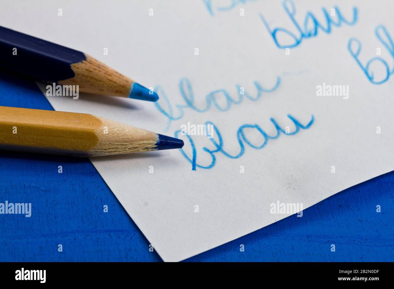 blaue Farbstifte mit Schriftzug "blau" Stock Photo