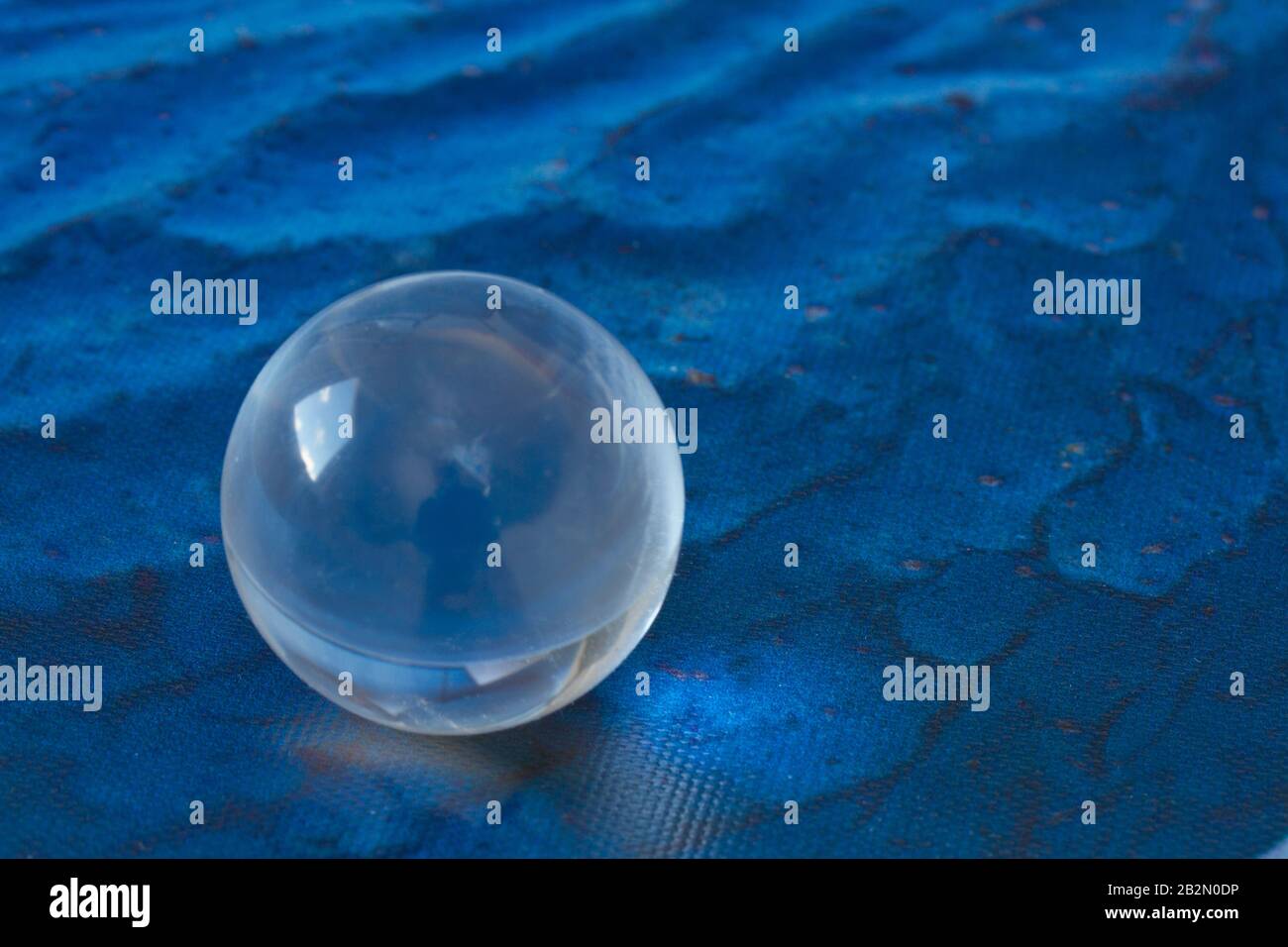 Kristallkugel auf classic blue Hintergrund Stock Photo