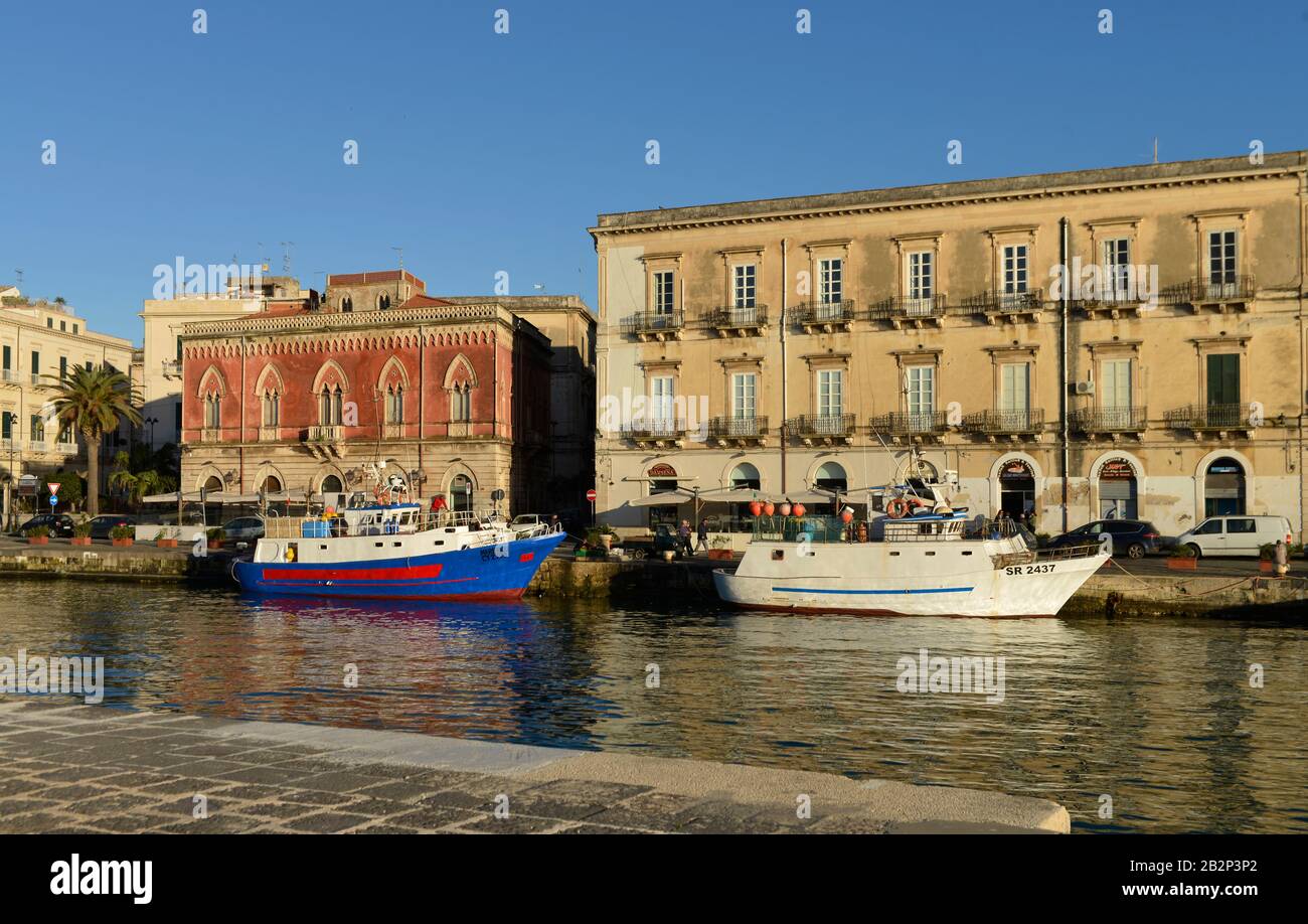 Fischerhafen, Riva Giuseppe Garibaldi, Ortigia, Syrakus, Sizilien, Italien Stock Photo