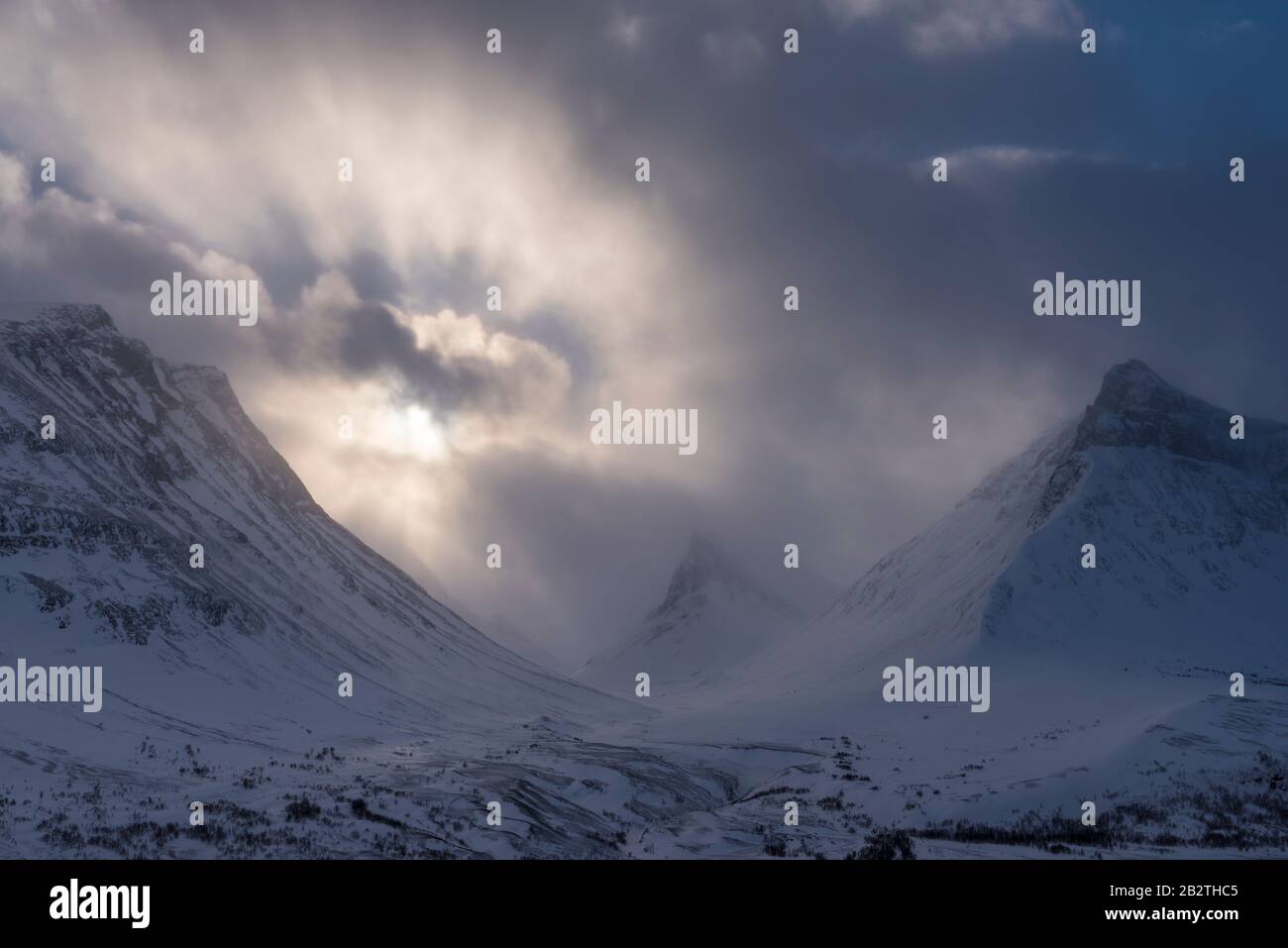 Landschaft im Schneetreiben, Stuor Reaiddavaggi, Norrbotten, Lappland, Schweden, Maerz 2017 Stock Photo