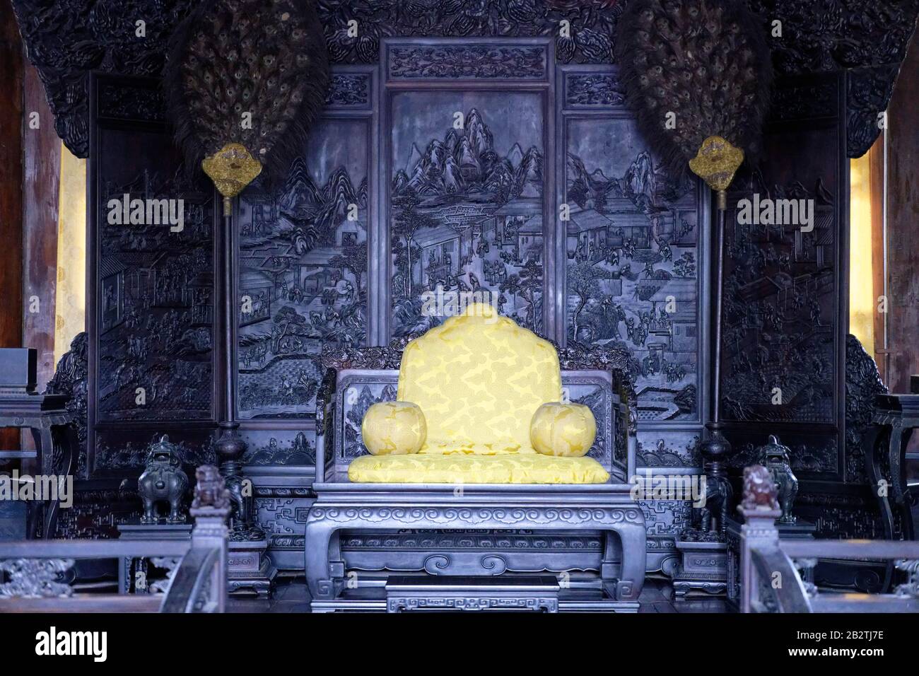 Imperial summer residence, hall of unpretentiousness and seriousness, throne, Bishu Shanzhuang, Chengde, Hebei Sheng, China Stock Photo