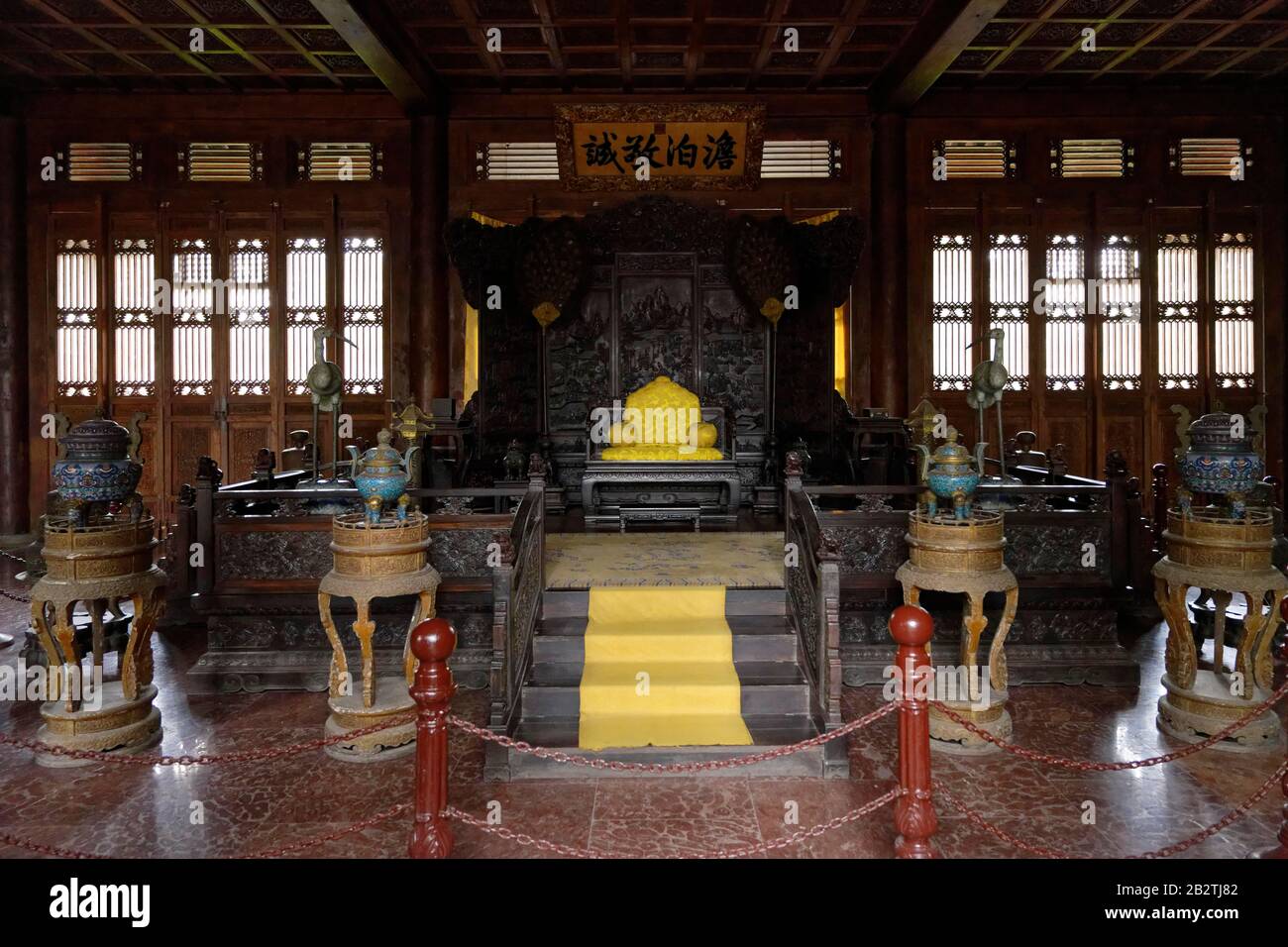 Imperial summer residence, hall of unpretentiousness and seriousness, throne, Bishu Shanzhuang, Chengde, Hebei Sheng, China Stock Photo