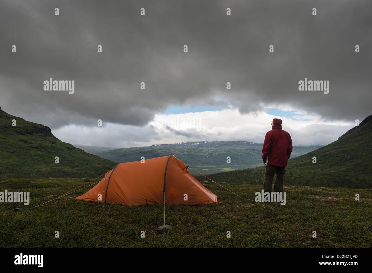 Mann vor seinem Zelt, Abiskoalpen, Norrbotten, Lappland, Schweden, Juli 2013 Stock Photo