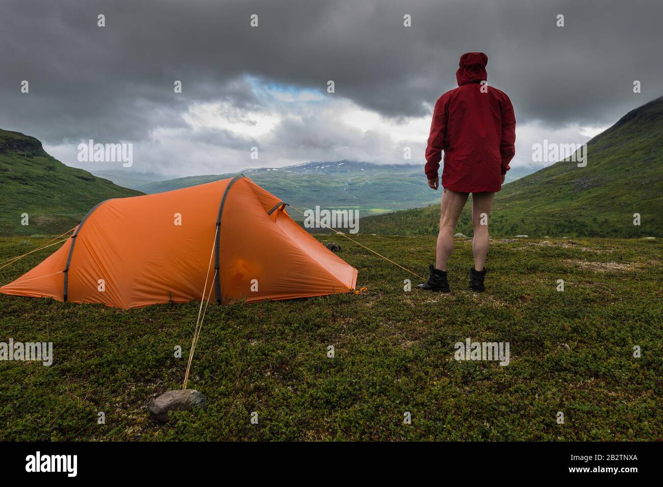 Mann vor seinem Zelt, Abiskoalpen, Norrbotten, Lappland, Schweden, Juli 2013 Stock Photo