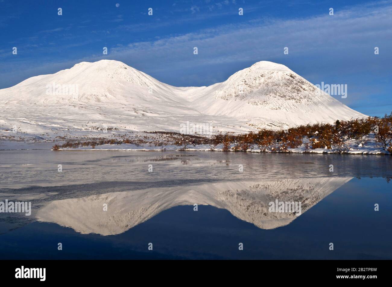 Berggipfel spiegeln sich in einem See im Tal Doeralen, Rondane Nationalpark, Oppland Fylke, Norwegen, September 2010 Stock Photo