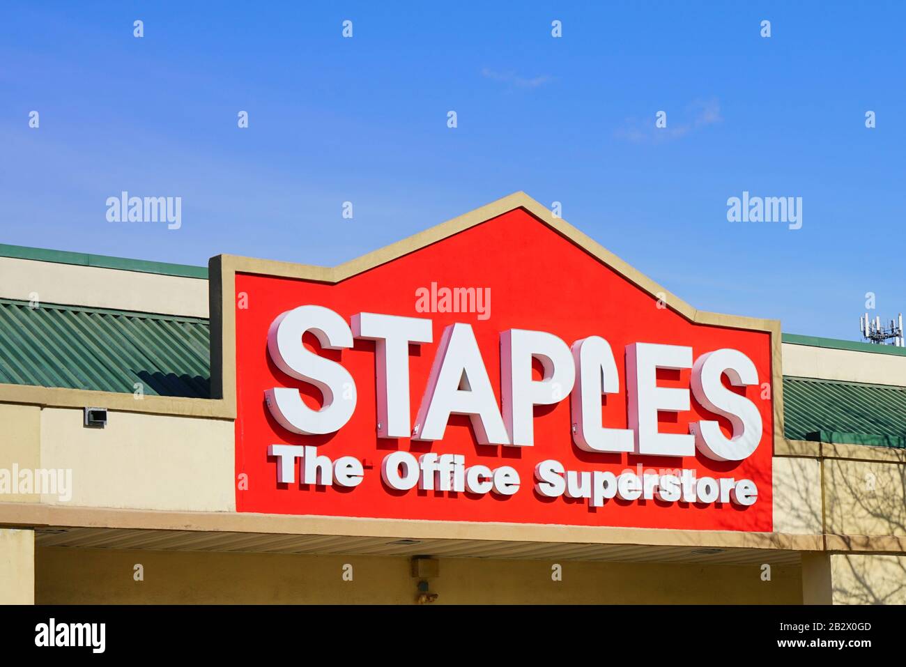 WEST WINDSOR, NJ -29 FEB 2020- View of a Staples office supplies store in  New jersey, United States Stock Photo - Alamy