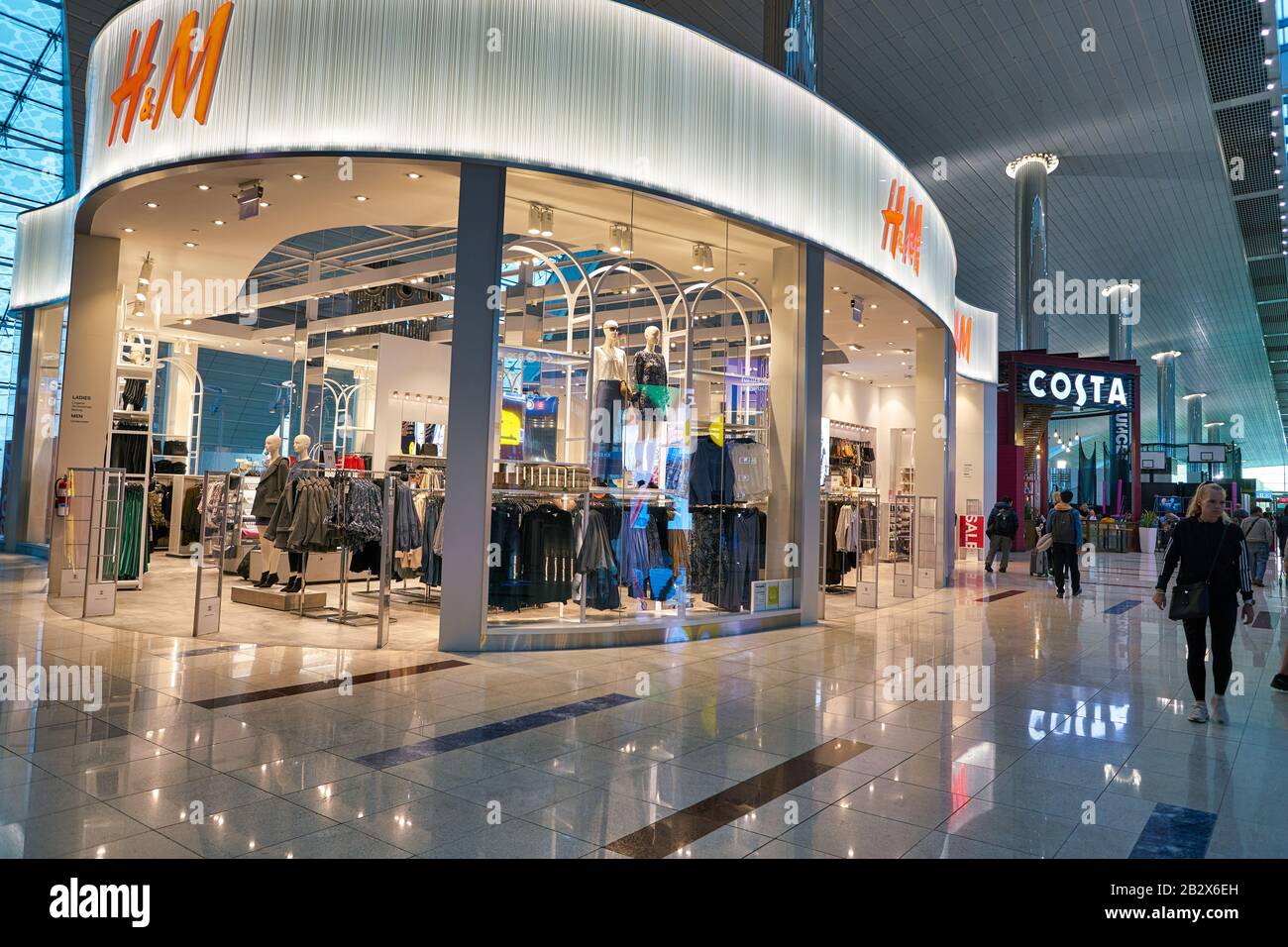 DUBAI, UAE - CIRCA JANUARY 2019: entrance to H&M store in Dubai  International Airport Stock Photo - Alamy