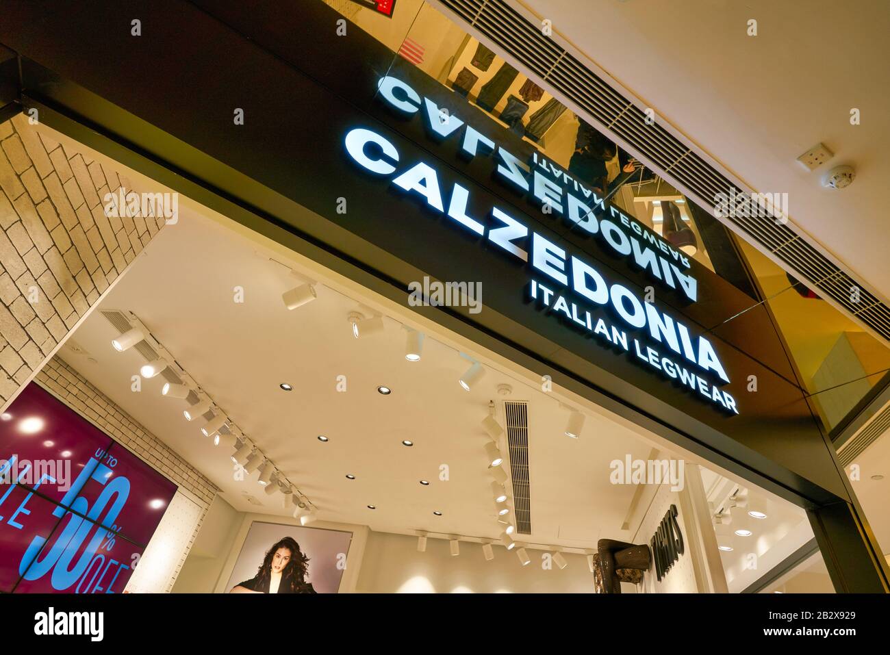Calzedonia sign hi-res stock photography and images - Alamy