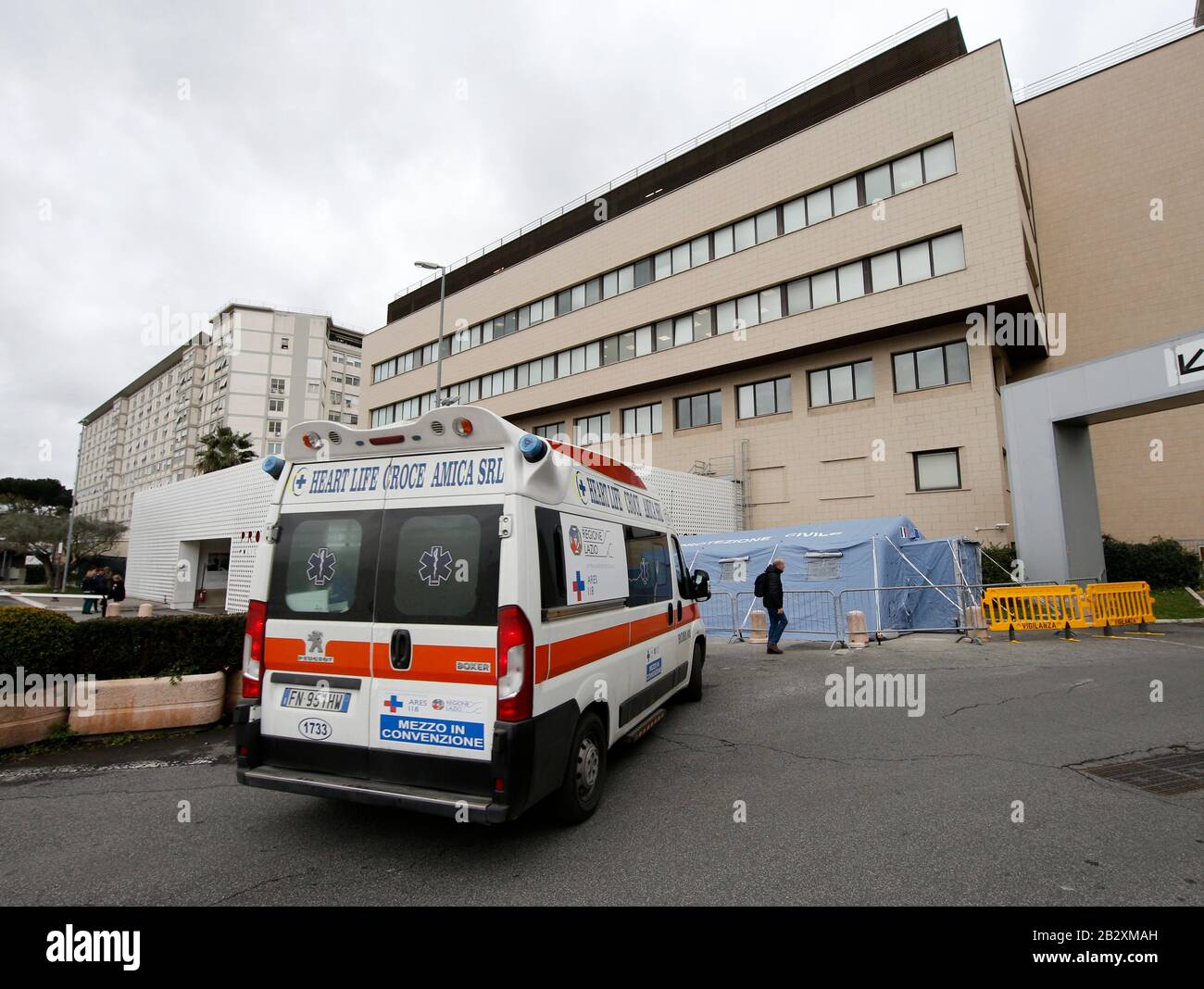 Rome. 3rd Mar, 2020. Photo taken on March 3, 2020 shows the pre-triage tents set up outside Agostino Gemelli Hospital in Rome, Italy. Italian authorities on Tuesday confirmed 2,263 coronavirus cases, which marked an increase of 428 infections compared to the previous day. The figure did not include recoveries or fatalities, whose numbers were provided separately. Credit: Alberto Lingria/Xinhua/Alamy Live News Stock Photo
