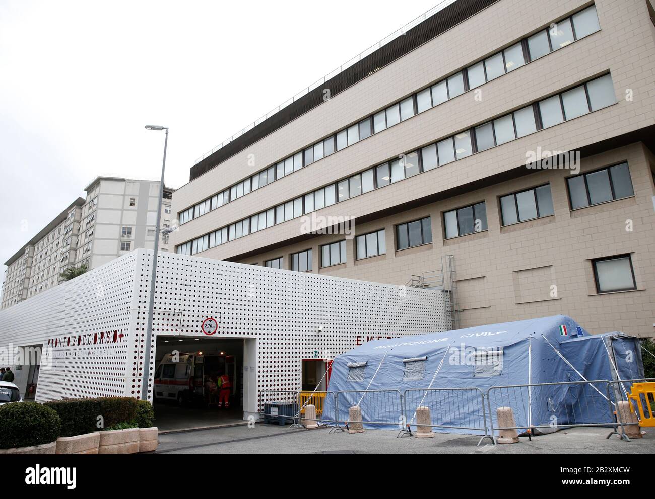 Rome. 3rd Mar, 2020. Photo taken on March 3, 2020 shows the pre-triage tents set up outside Agostino Gemelli Hospital in Rome, Italy. Italian authorities on Tuesday confirmed 2,263 coronavirus cases, which marked an increase of 428 infections compared to the previous day. The figure did not include recoveries or fatalities, whose numbers were provided separately. Credit: Alberto Lingria/Xinhua/Alamy Live News Stock Photo