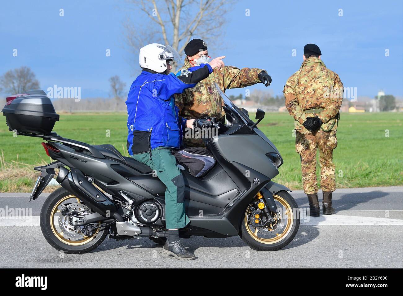 Turano Lodigiano. 4th Mar, 2020. Italian Army soldiers check transit to and from the cordoned areas in Turano Lodigiano, Italy, Feb. 27, 2020. Italian authorities on Tuesday confirmed 2,263 coronavirus cases, which marked an increase of 428 infections compared to the previous day. The figure did not include recoveries or fatalities, whose numbers were provided separately. Credit: Xinhua/Alamy Live News Stock Photo
