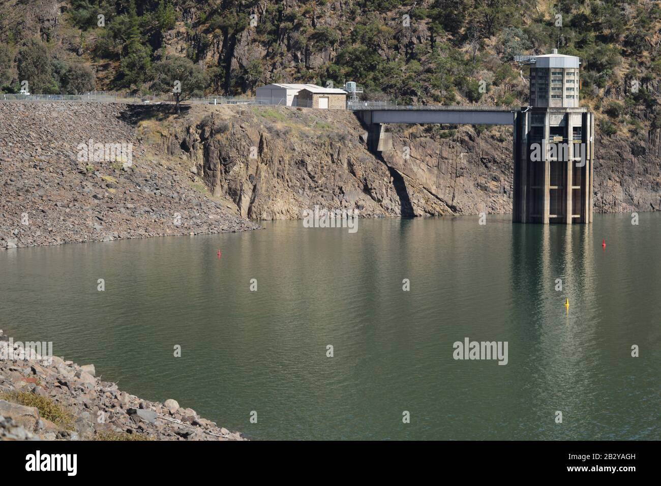 Eildon dam outlet works tower. Lake levels falling summer 2019. Water infrastructure Goulburn murray water. Stock Photo