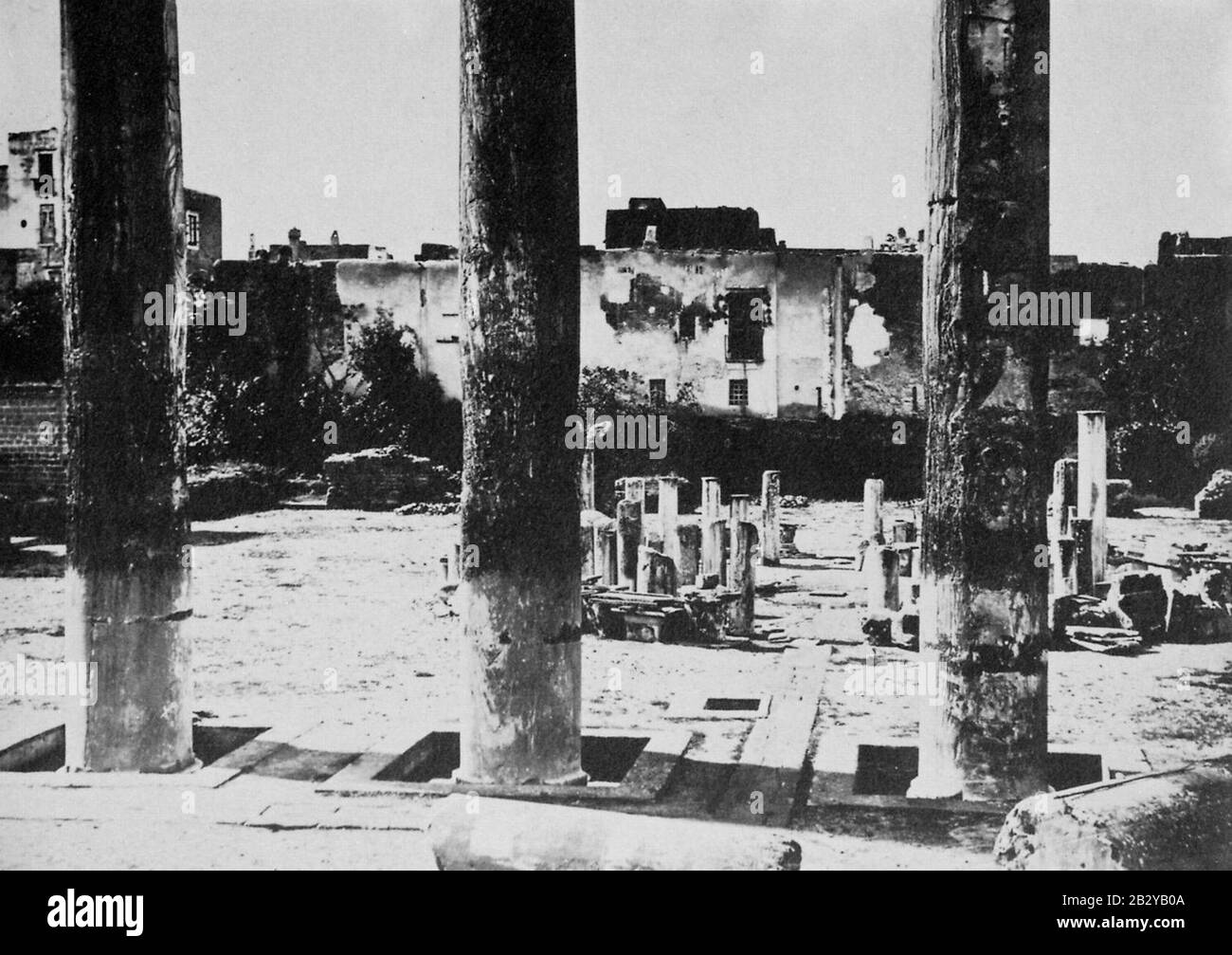 Gebrüder Alinari - Die Säulen in Pozzuoli Stock Photo