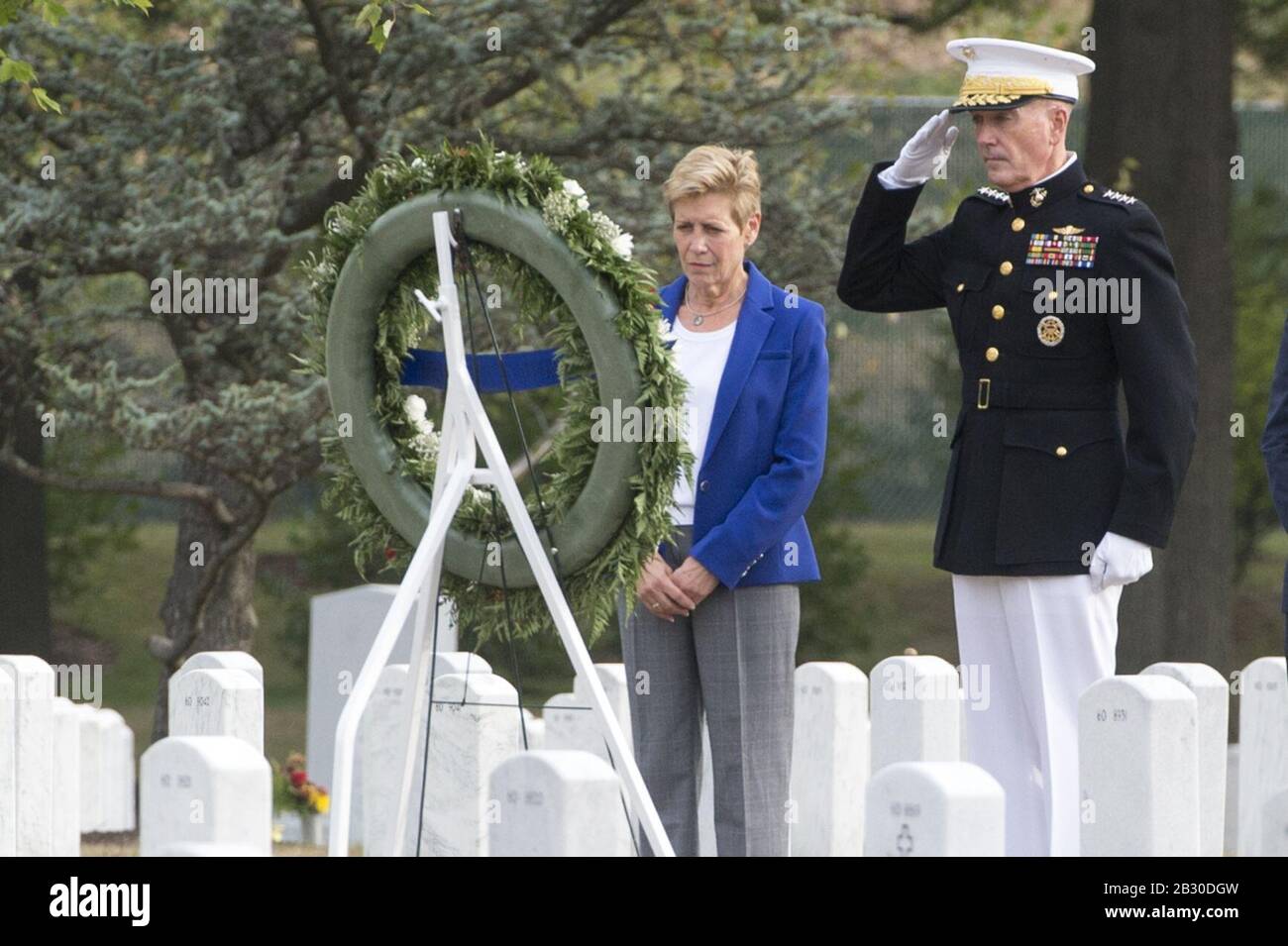 Gen. Joseph F. Dunford Jr, and his wife, Ellyn Dunford, render honors after laying a wreath at Section 60 in Arlington National Cemetery 22034890481 f4b071c20a o. Stock Photo