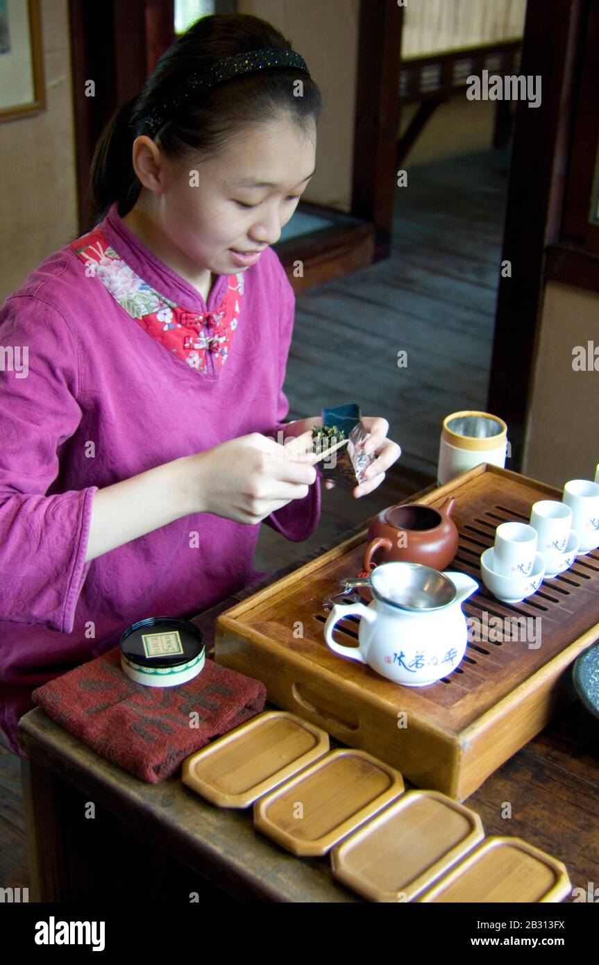 Preparing for a tea ceremony at the Wu Wei Teahouse in Taichung, Taiwan Stock Photo