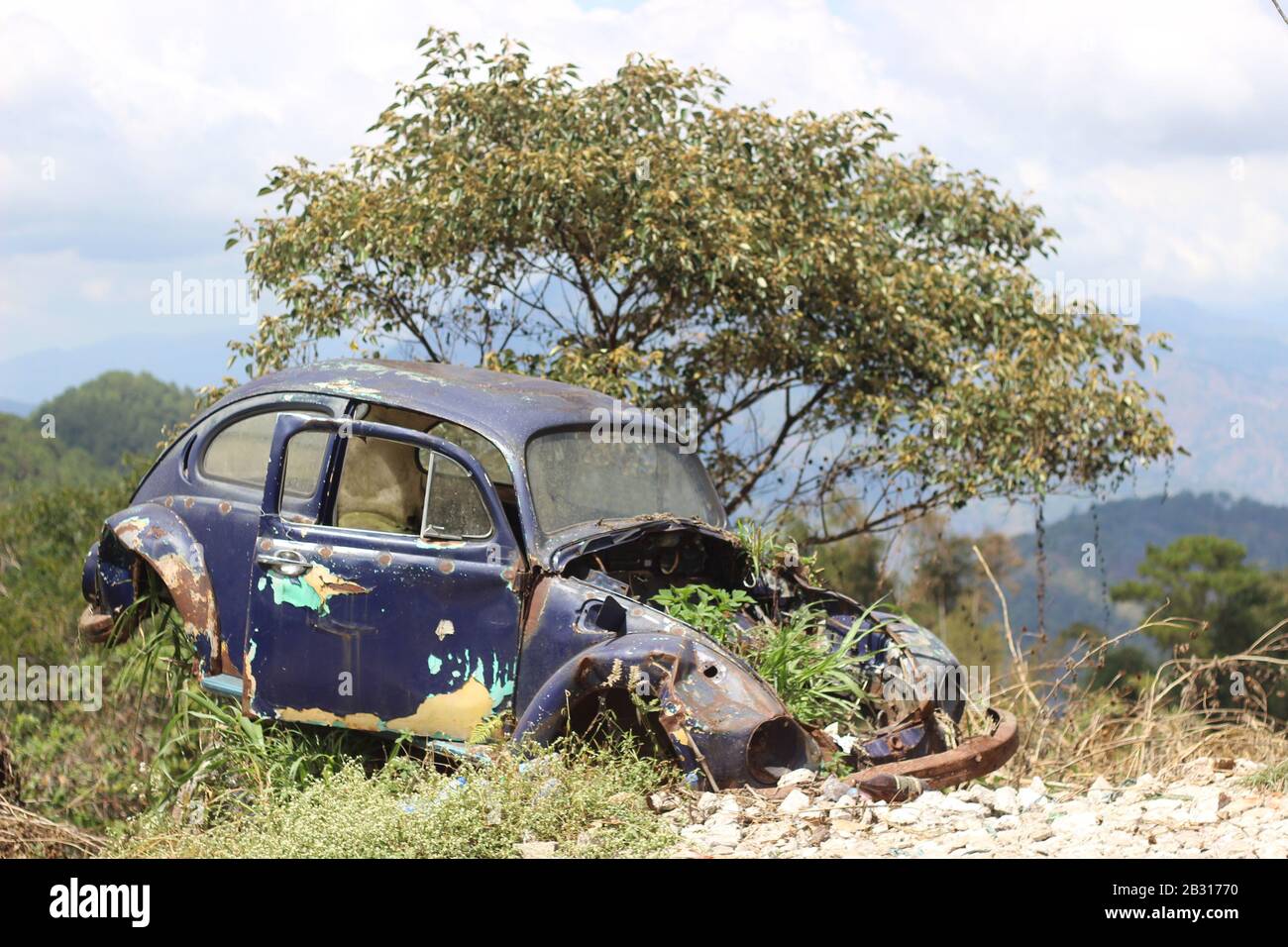 Abandoned Classic Car Stock Photo - Alamy