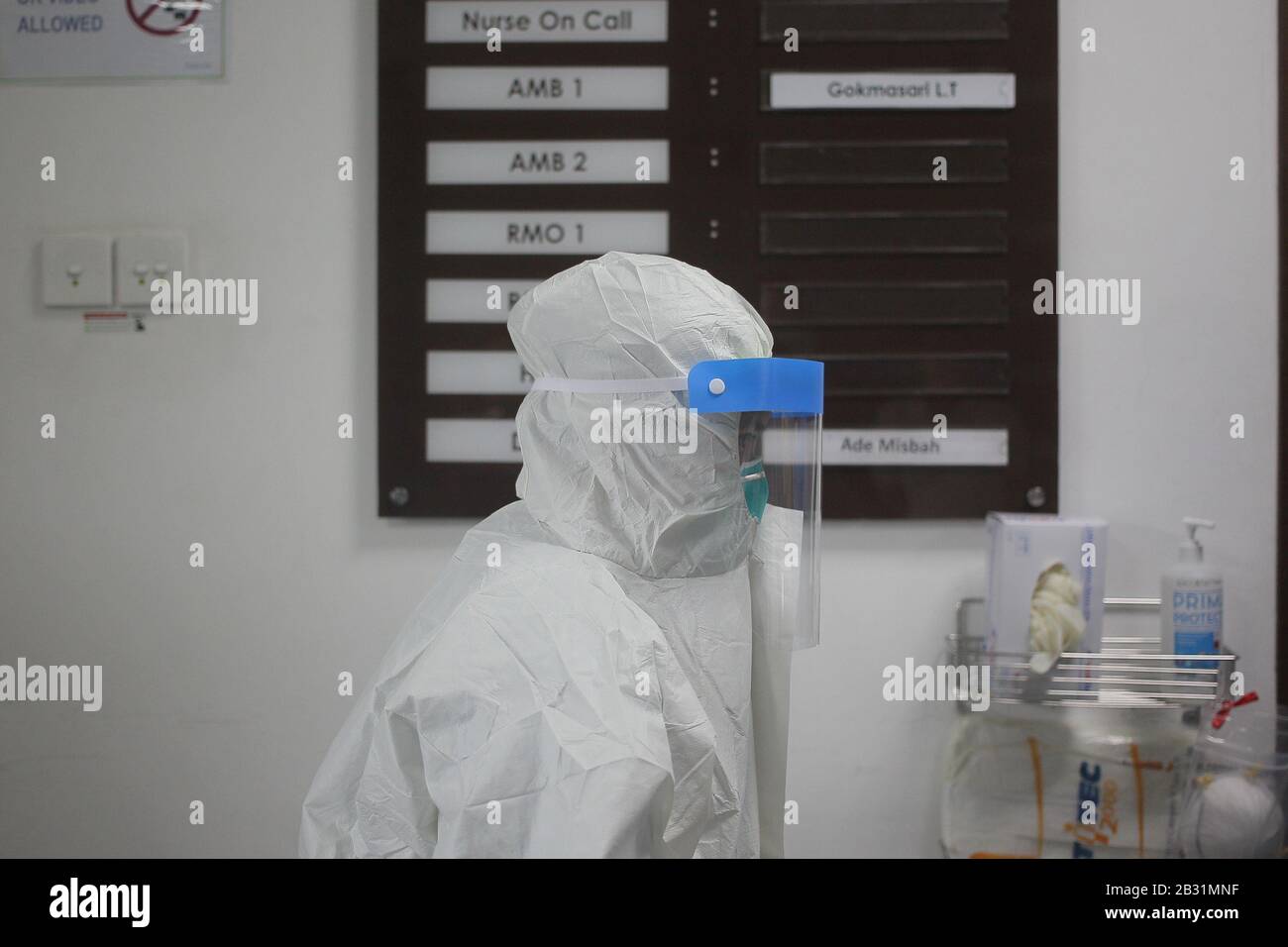 Bogor, Indonesia. 03rd Mar, 2020. Officers wearing a hazmat suit and mask at the Hospital, Bogor, West Java, Indonesia, on Tuesday, March 3, 2020. Several hospitals in West Java are ready with medical personnel, treatment rooms, and special equipment for the care of patients infected with the Corona virus (Covid 19). (Photo by Aditya Saputra/INA Photo Agency/Sipa USA) Credit: Sipa USA/Alamy Live News Stock Photo