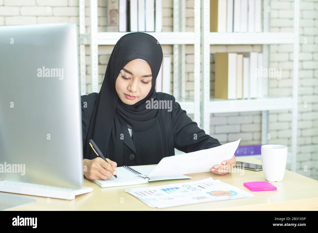 В парандже за компьютером. Мусульманка работает. Мусульманка уборка. Мусульманка работает. Врач в хиджабе.