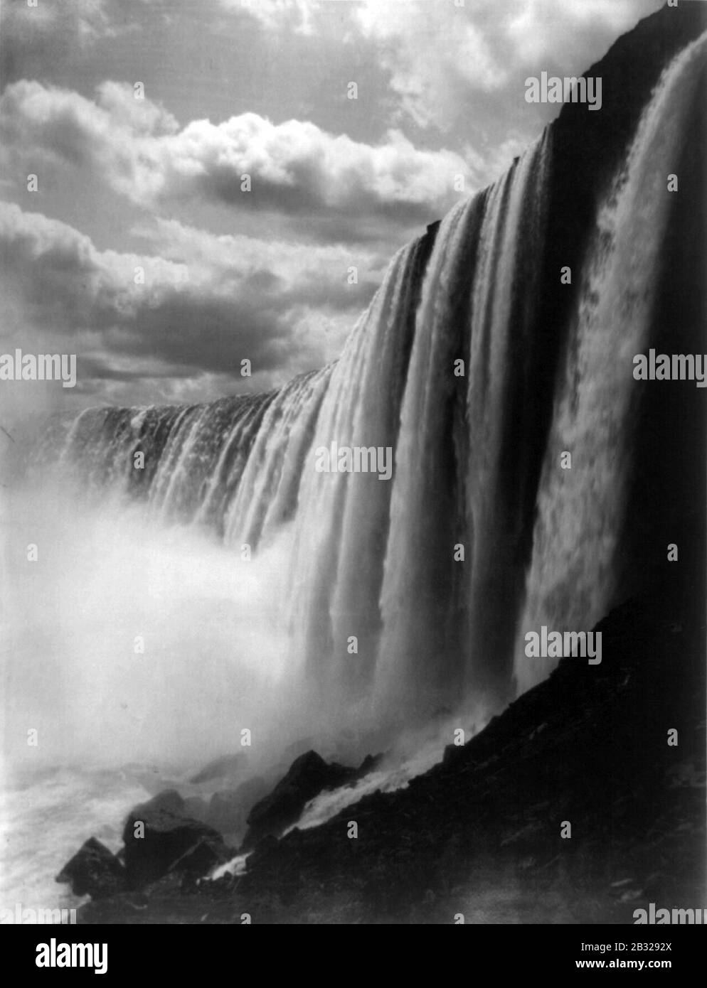 George Barker, Niagara Falls from below cph.3b43371 Stock Photo - Alamy