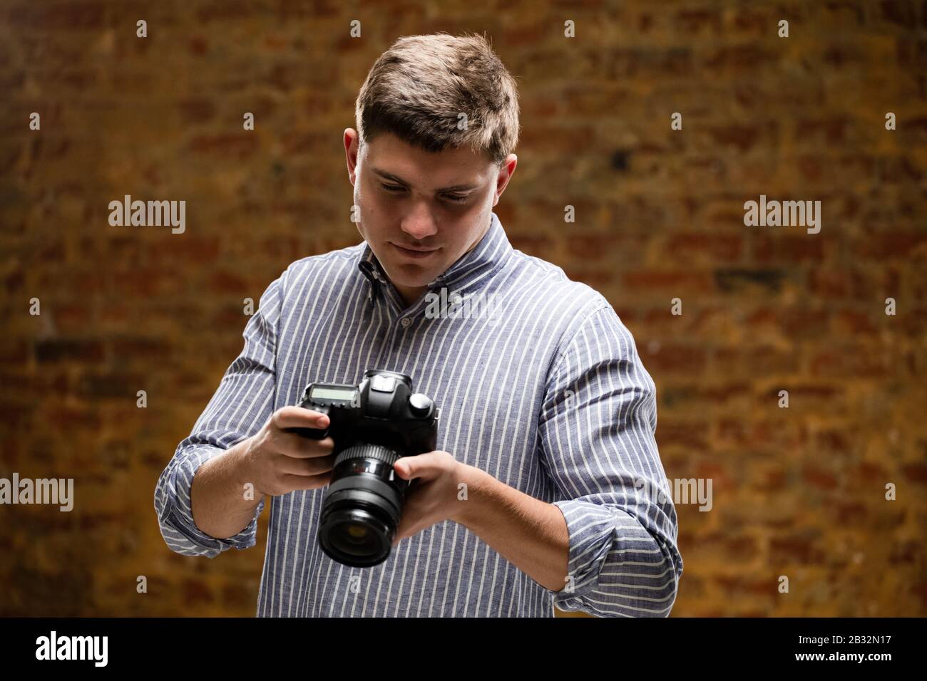 Male caucasian photographer hi-res stock photography and images - Alamy