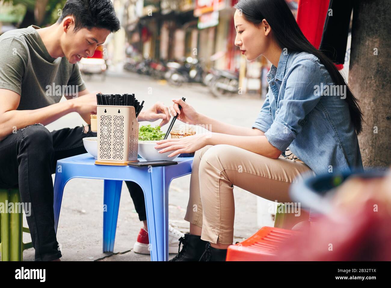 tourists-eating-street-food-in-vietnam-stock-photo-alamy