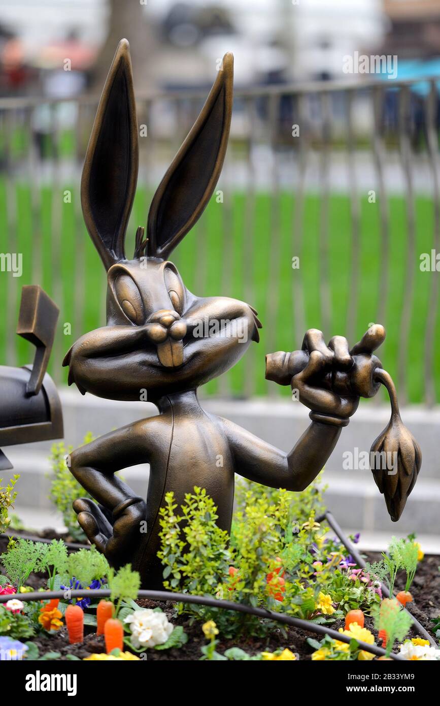 London, England, UK. 'Scenes in the Square' statue trail - Bugs Bunny Stock Photo