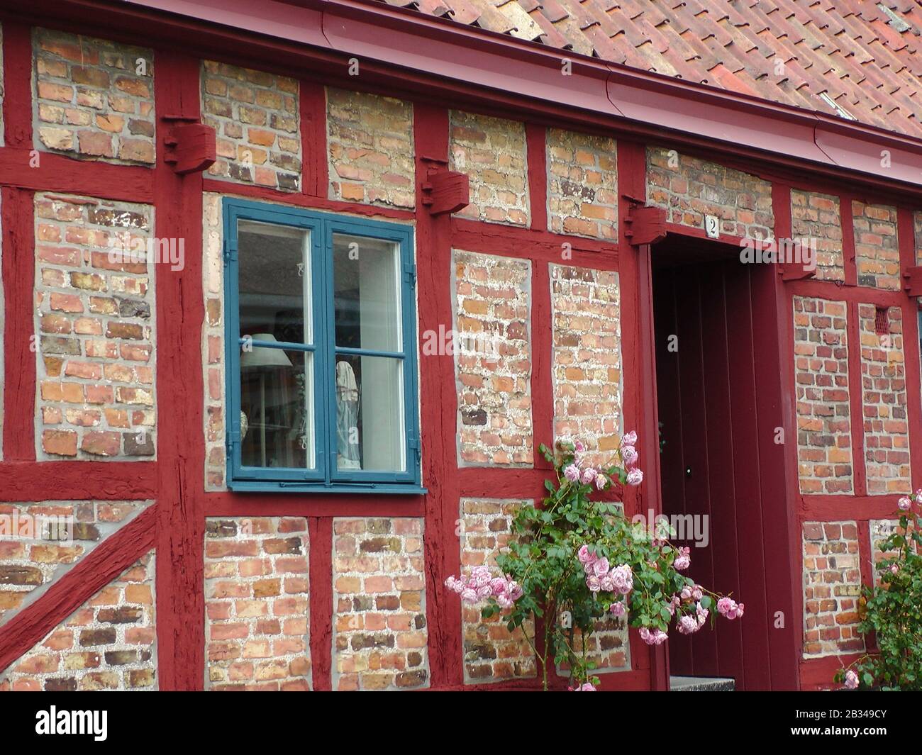 Ystrad: grünes Fenster in Fachwerkhaus mit rot gestrichenen Balken in der Lilla Norregatan Stock Photo