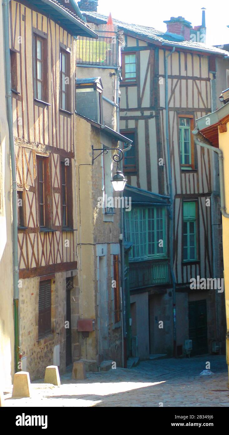 Fachwerkhäuser in der Altstadt von Limoges: Rue de Gorre Stock Photo