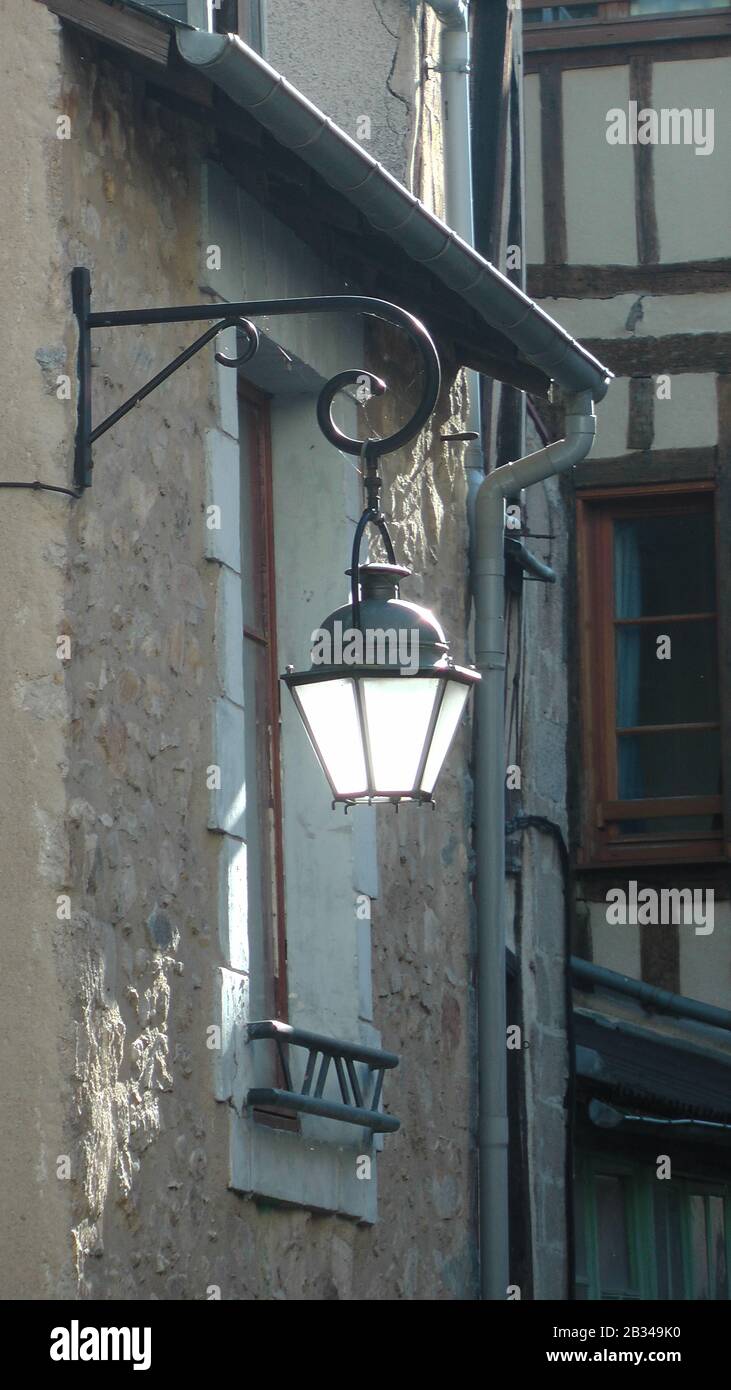 Laterne an einer Fassade in der Altstadt von Limoges *street lamp in historic part of Limoges, France Stock Photo