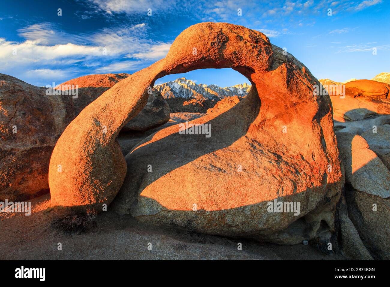 Mobius Arch, Lone Pine Peak, Mt. Whitney, highest mountain of the USA, arch of eroded granite rock, Alabama Hills, USA, California Stock Photo