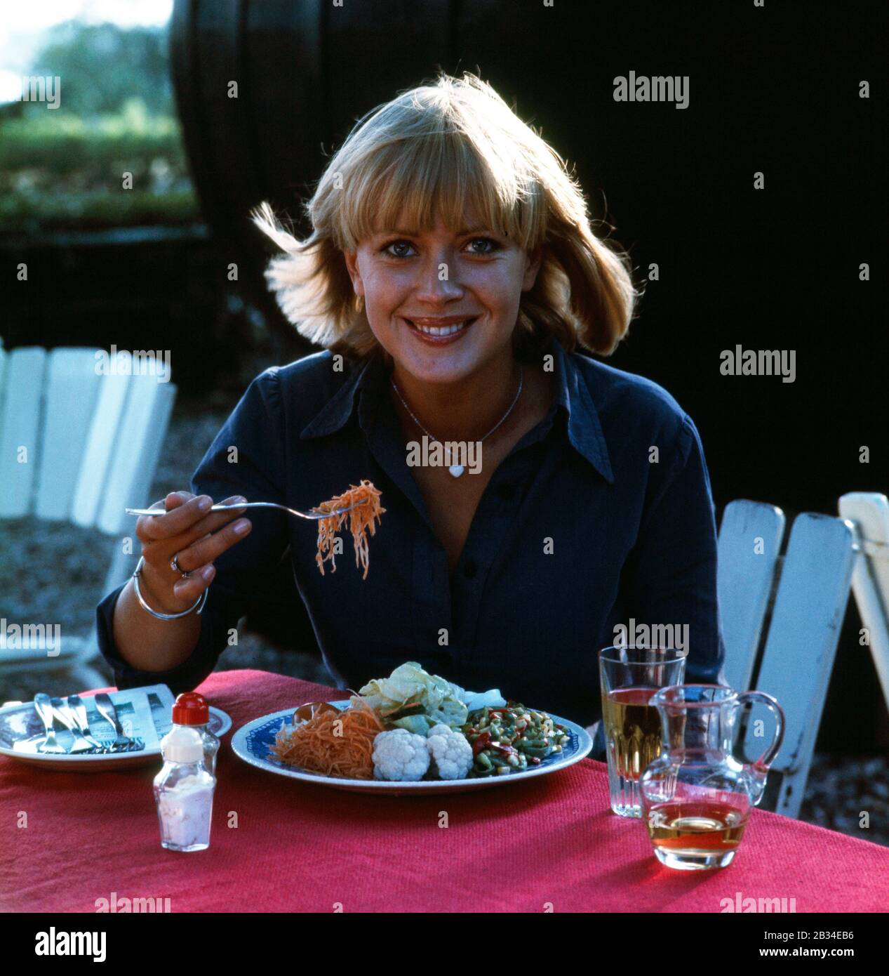 Schwedische Sängerin Siw Inger beim Mittagessen, Deutschland Ende 1970er. Swedish singer Siw Inger at lunch, Germany in the late 1970s. Stock Photo
