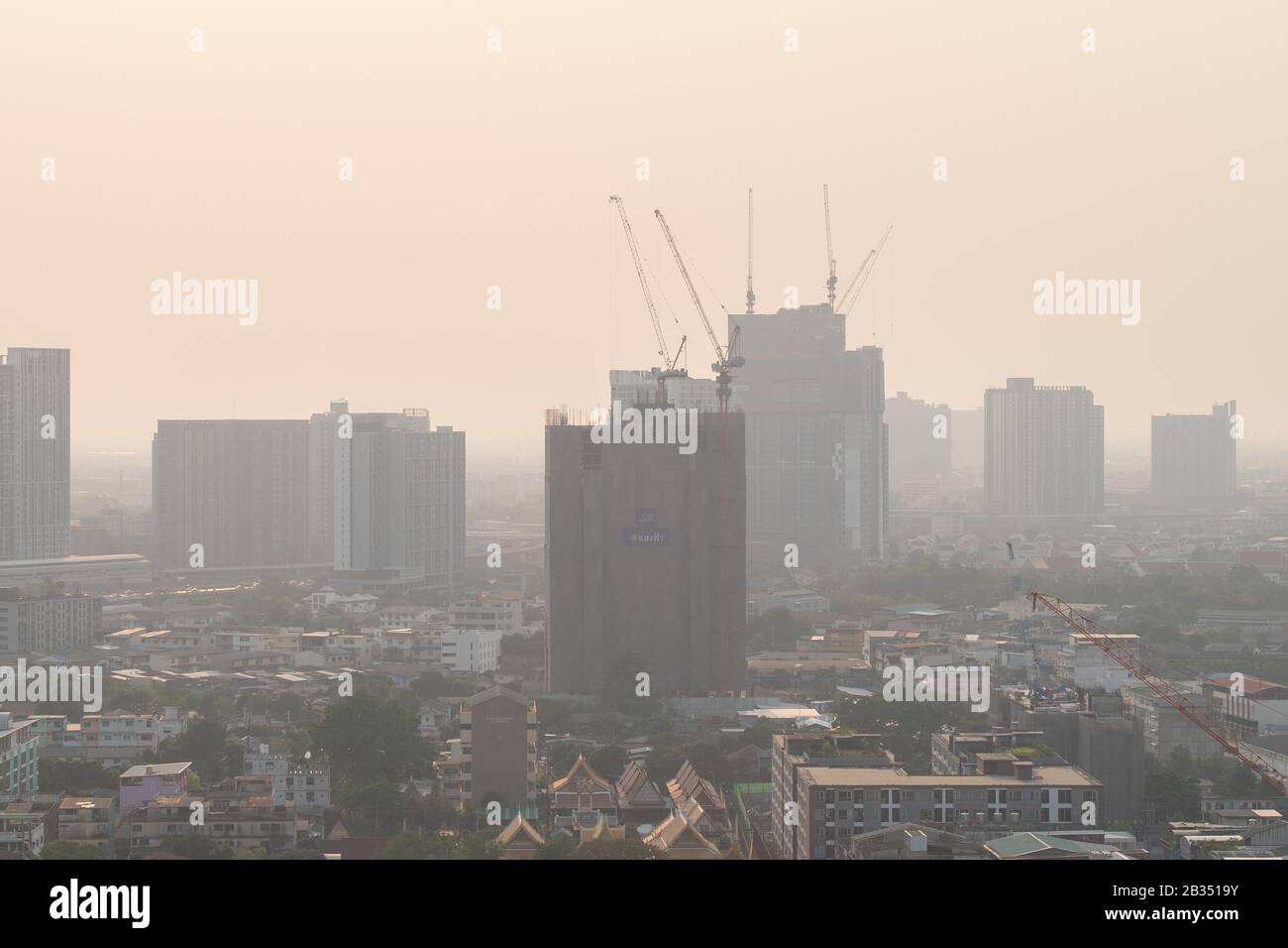 Thonburi, Thailand. 26th Feb, 2020. The PM2.5 dust bespread over Bangkok city that standard exceeded adversely affecting citizen health. Credit: Vachira Vachira Kalong/SOPA Images/ZUMA Wire/Alamy Live News Stock Photo