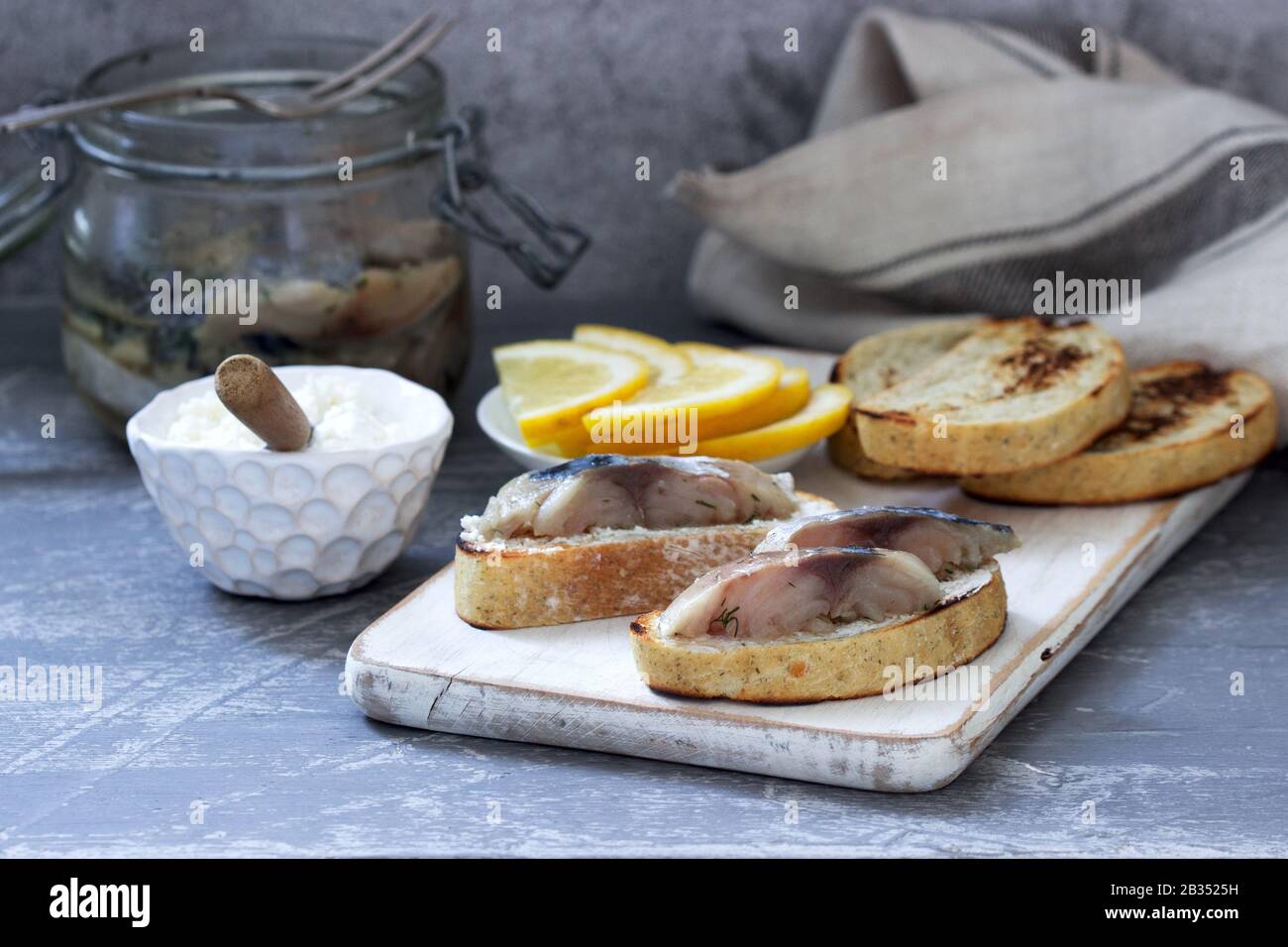 Sandwiches with cottage cheese and gravlax from mackerel, served with