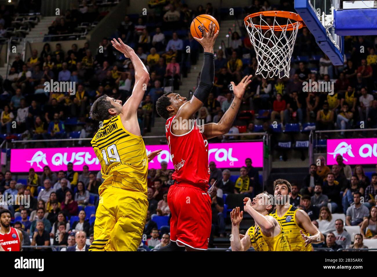 mikyle mcintosh (filou oostende) on shot , marcato from giorgi shermadini (iberostar tenerife) during Iberostar Tenerife vs Filou Oostende, Basketball Champions League in San Cristobal de La Laguna (Tenerife - Spain), Italy, March 03 2020 Stock Photo