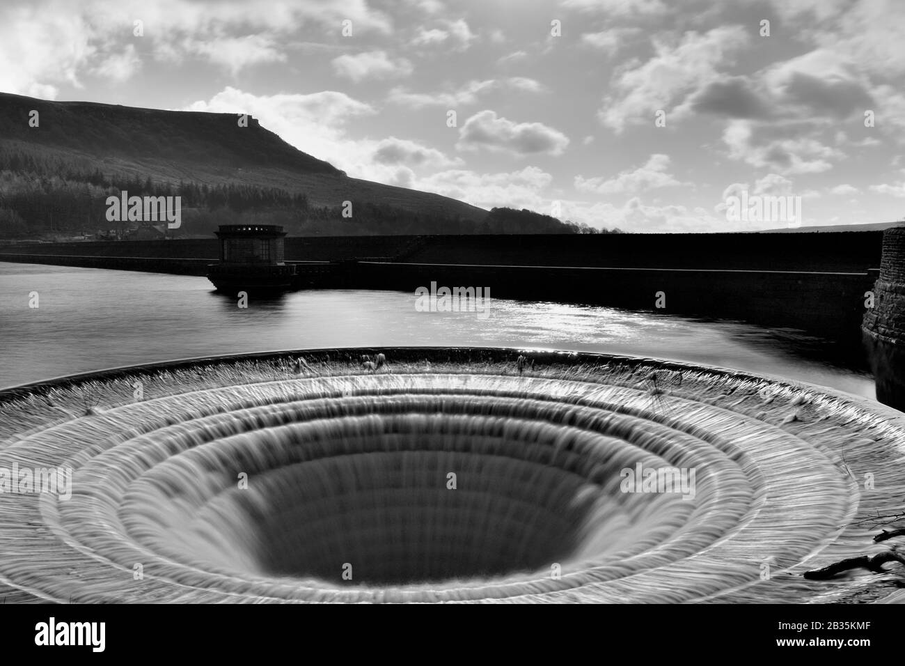 Ladybower reservoir, plughole overflow,bellmouth drain, overflowing, upper derwent valley peak district,Derbyshire,England,UK Stock Photo