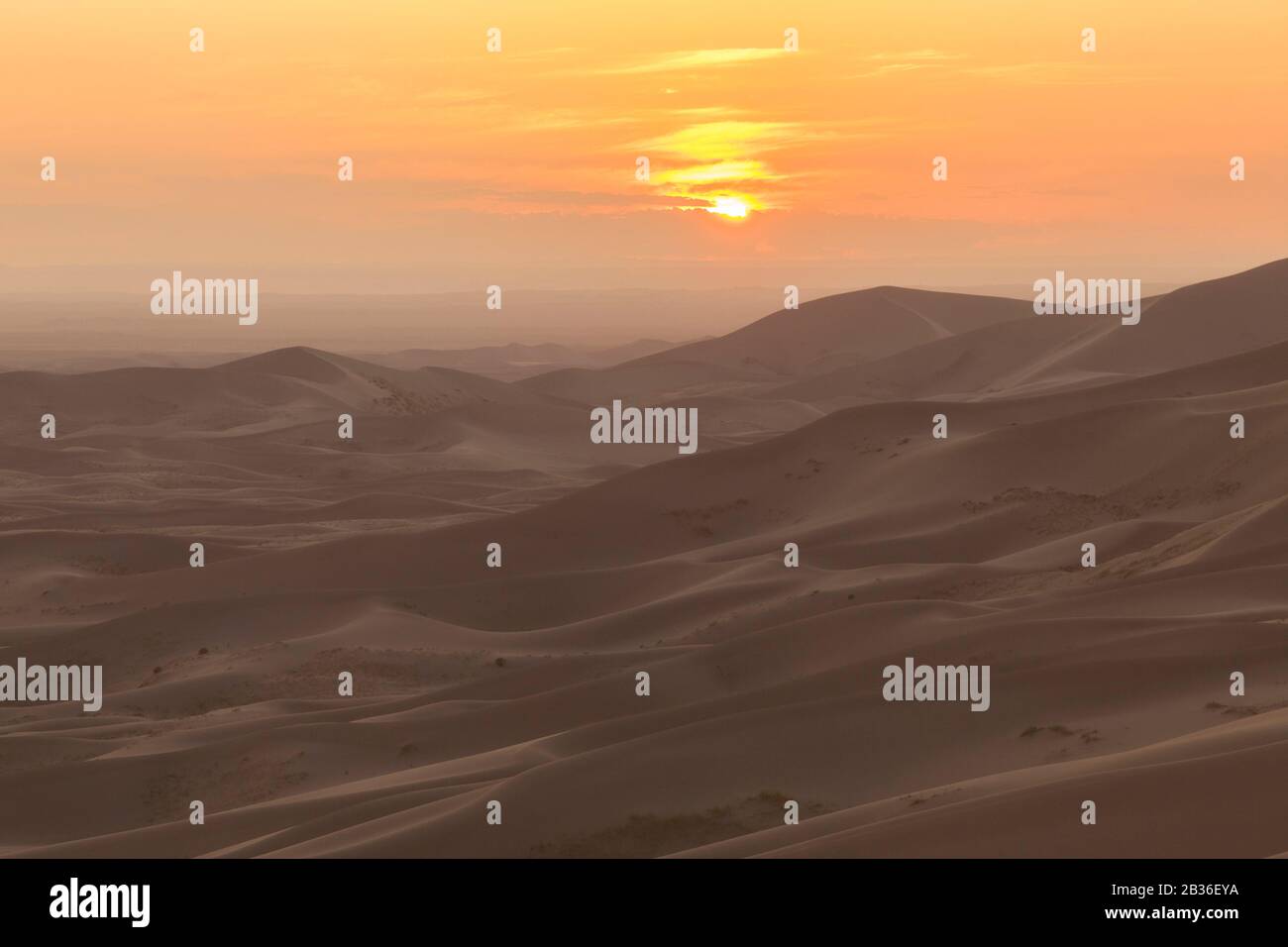 Mongolia, Omnogovi province, Khongor Sand Dunes, elevated view on the dunes at sunset Stock Photo