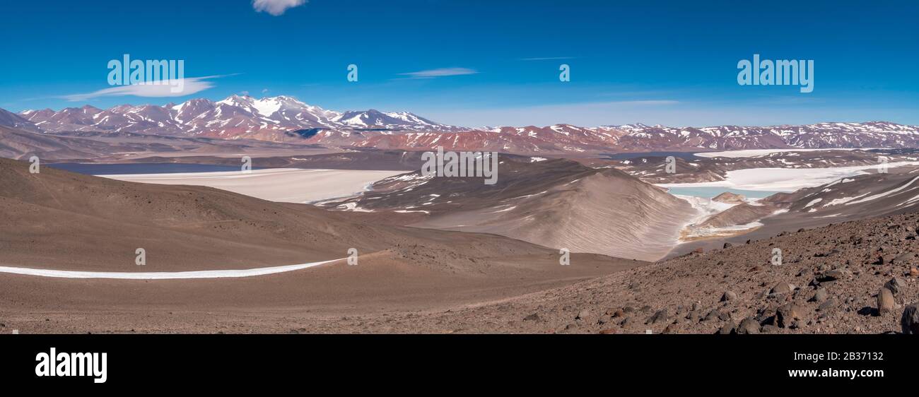 Argentine, Catamarca province, Laguna Verde and laguna Negra, Pissis volcano in the background, Chaschuil valley, route 60 betwen Fiambala and Chile border Stock Photo