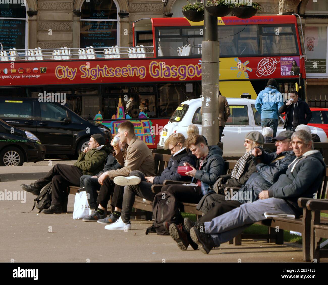 Glasgow, Scotland, UK, 4th March, 2020: UK Weather: Sunny spring day saw locals and tourists enjoy the sun in George square in the city centre. Copywrite Gerard Ferry/ Alamy Live News Stock Photo