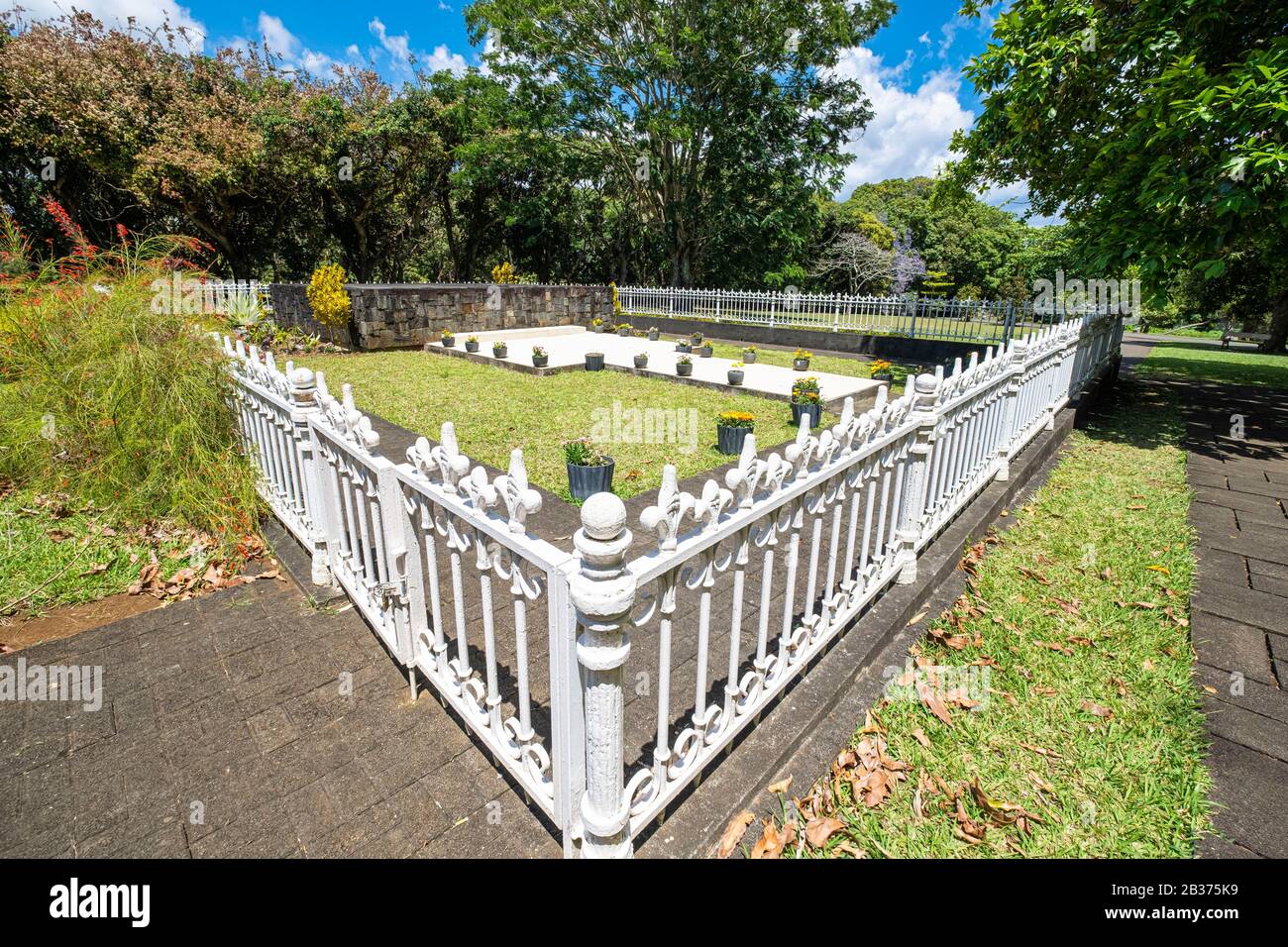 Mauritius, Pamplemousses district, Pamplemousses, Sir Seewoosagur Ramgoolam botanical garden, Sir Seewoosagur Ramgoolam's grave (or samadhi) Stock Photo