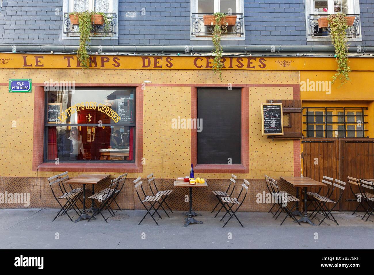 France, Paris, restaurant Le Temps des Cerises in rue de la Cerisaie Stock Photo