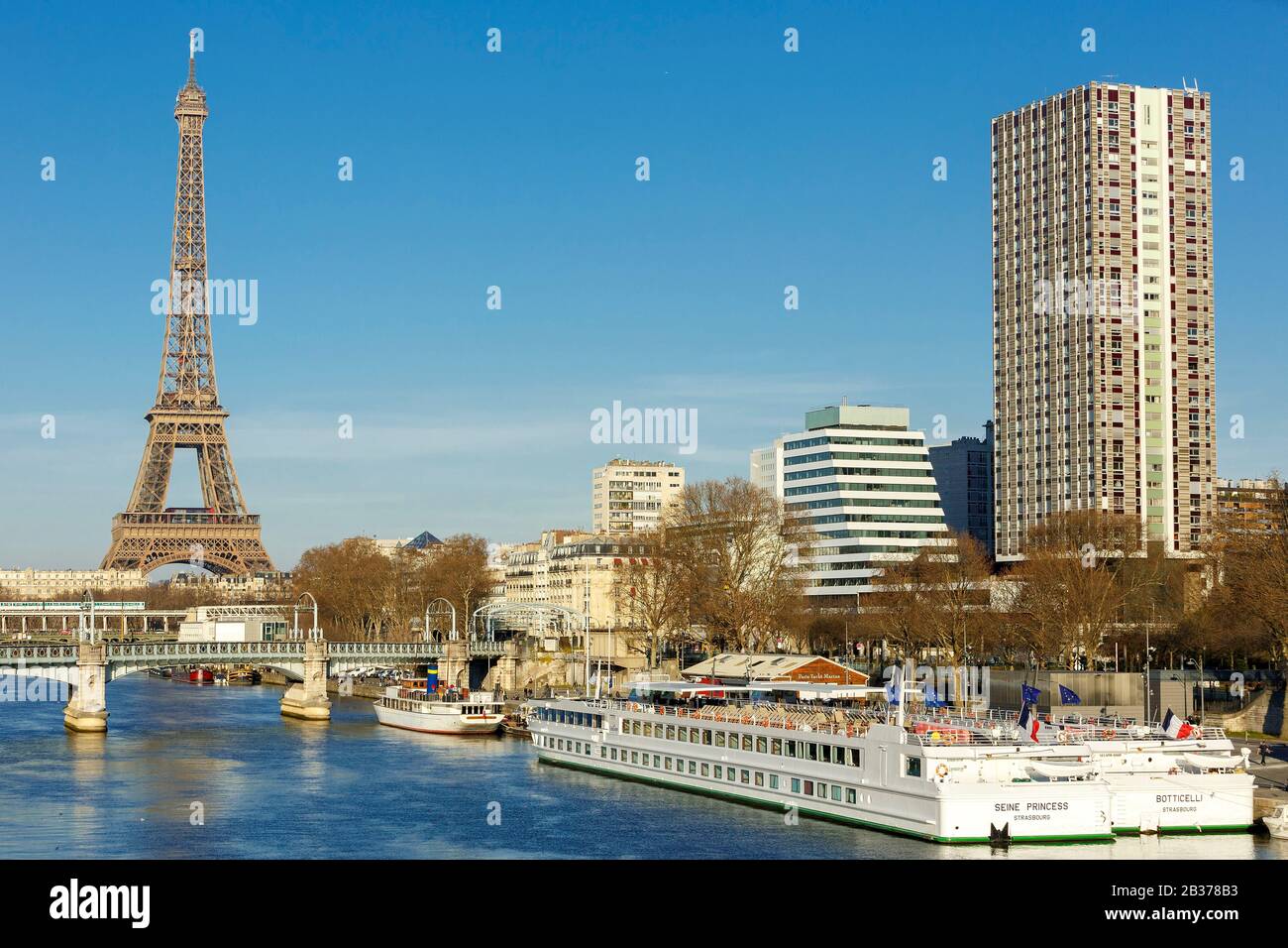 France, Paris, the riverbanks of the Seine river listed as World Heritage by UNESCO, facades of apartment buildings in Beaugrenelle district, Rouelle and Bir Hakeim bridges and Eiffel tower Stock Photo
