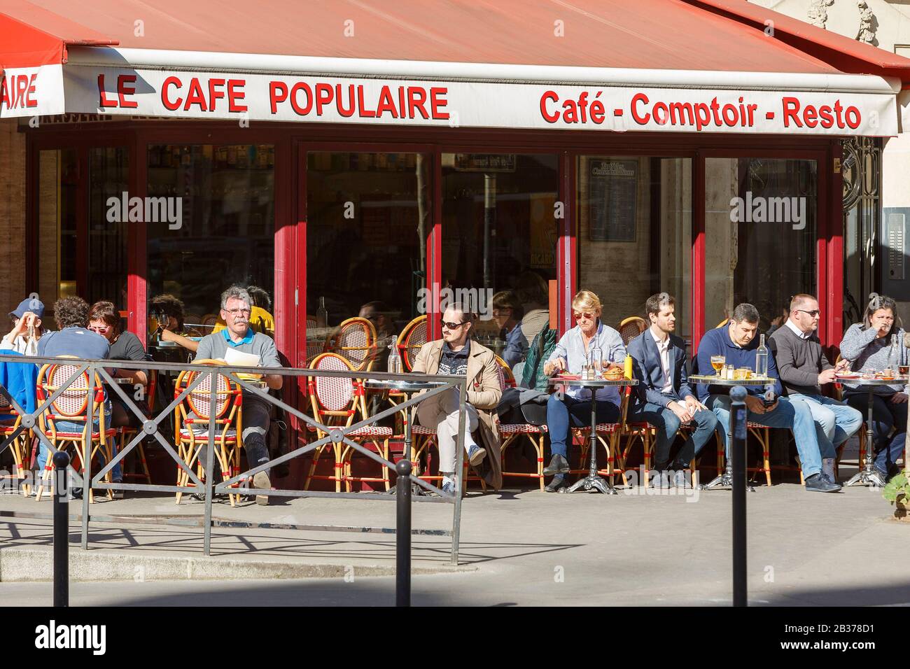 het is nutteloos Spookachtig Geval France, Paris, terrace of the cafe and restaurant Le Cafe Populaire in  Avenue Ledru Rollin Stock Photo - Alamy